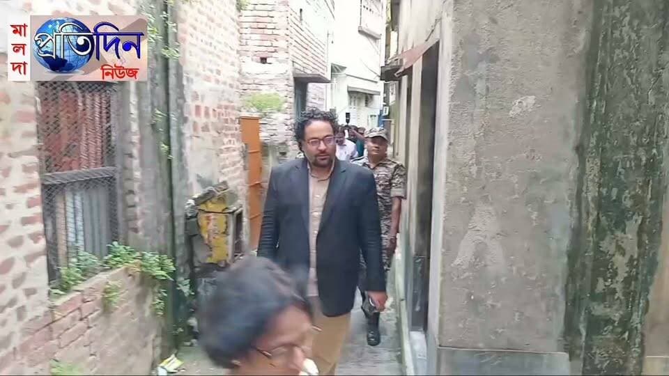 গদাই কর্মকার মালদাঃ জনগণনার কাজের অগ্রগতি খতিয়ে দেখতে মালদায় এলেন জয়েন্ট ডিরেক্টর কেকা ঘোষ। বুধবার বিকেলে মালদা শহরের মকদুমপুর বাঁধ রোড এলাকায় গিয়ে জনগণনার কাজ সরেজমিনে পরিদর্শন করেন তিনি। তাঁর সঙ্গে ছিলেন, মালদার জেলাশাসক রাজনবীর সিং কাপুর, অতিরিক্ত জেলাশাসক শ্রীনিবাস পাতিল, ইংরেজবাজার পৌরসভার এক্সিকিউটিভ অফিসার শ্বেতা বন্দ্যোপাধ্যায় সহ অন্যান্য আধিকারিকরা।
পরিদর্শনের সময় আধিকারিকরা বাড়ি বাড়ি জনগণনার কাজ কীভাবে চলছে, নির্ধারিত তথ্য সঠিকভাবে নথিভুক্ত করা হচ্ছে কিনা এবং কোনও পরিবার বা ব্যক্তি জনগণনার আওতা থেকে বাদ পড়েছেন কিনা, তা খতিয়ে দেখেন। পাশাপাশি জনগণনার কাজে নিযুক্ত কর্মীদের সঙ্গেও কথা বলেন তাঁরা।
প্রশাসন সূত্রে জানা গিয়েছে, পশ্চিমবঙ্গে জনগণনার কাজে মালদা জেলা বর্তমানে প্রথম স্থানে রয়েছে। সেই কাজের গতি ও গুণগত মান বজায় রাখতেই এদিন আধিকারিকদের এই পরিদর্শন।