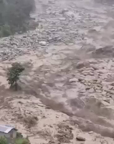 🚨 रुद्रप्रयाग में नदी क्षेत्र को लेकर बड़ा अलर्ट 🚨
मोरखण्डा नदी में आया भारी मलबा, बढ़ा जलस्तर का खतरा
⚠️ मंदाकिनी नदी का जलस्तर बढ़ने की आशंका, प्रशासन अलर्ट
रुद्रप्रयाग जिले में लगातार हो रही बारिश के बीच द्वितीय केदार मध्यमहेश्वर धाम यात्रा मार्ग पर बनतोली के पास चट्टान का हिस्सा टूटने से मोरखण्डा नदी में भारी मात्रा में मलबा और पत्थर पहुंच गए हैं। इसके चलते नदी का जलस्तर बढ़ गया है और मंदाकिनी नदी के जलस्तर में भी अचानक बढ़ोतरी की आशंका जताई गई है।
हालात को देखते हुए प्रशासन ने **रिन्यू जल विद्युत परियोजना, कुण्ड को अलर्ट पर रखा है। वहीं रुद्रप्रयाग नगर पालिका सहित तिलवाड़ा, अगस्त्यमुनि और ऊखीमठ क्षेत्र में लाउडस्पीकर के जरिए मुनादी कराकर लोगों को सतर्क किया जा रहा है।
📢 प्रशासन की अपील:
👉 नदी, गदेरों और घाटों के आसपास बिल्कुल न जाएं।
👉 तटीय एवं संवेदनशील क्षेत्रों में रहने वाले लोग विशेष सावधानी बरतें।
👉 नदी का जलस्तर बढ़ने की स्थिति में सुरक्षित स्थानों की ओर जाएं।
👉 किसी भी आपात स्थिति में तत्काल प्रशासन/जिला आपातकालीन परिचालन केंद्र को सूचना दें।
⚠️ सतर्क रहें, सुरक्षित रहें। बारिश के दौरान नदी किनारे जाने से बचें।
#Rudraprayag #Uttarakhand #MorkhandaRiver #MandakiniRiver #WeatherAlert #RainAlert #FloodAlert #DisasterAlert #RudraprayagNews #UttarakhandNews