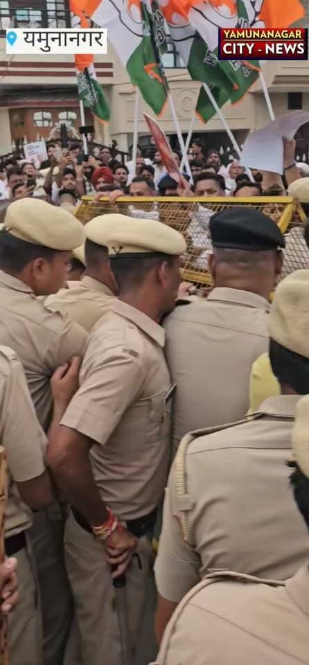 बीजेपी कार्यालय के बाहर बैरिकेड को लेकर कांग्रेस पार्टी व पुलिस प्रशासन के दमदार शक्ति प्रदर्शन की सीधी तस्वीरें आपके सामने एक ही मांग कांग्रेस अध्यक्ष राहुल गांधी के खिलाफ हुई FIR को रद करो