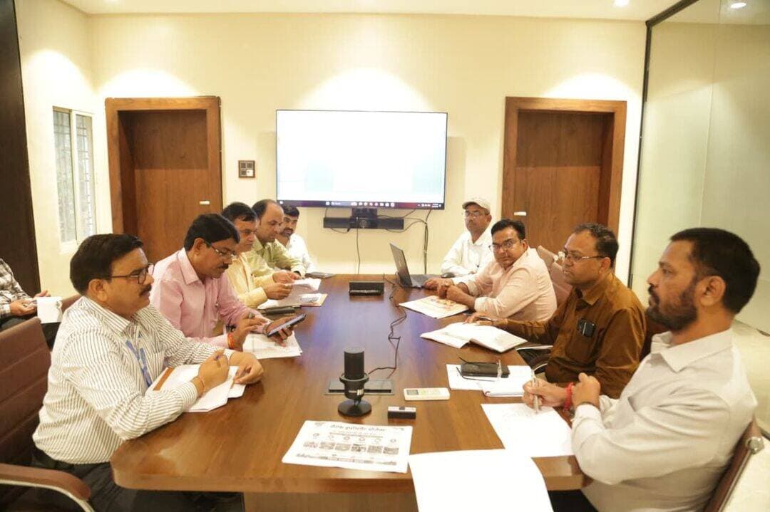 ➡️ जिला पंचायत सीईओ ने की सेल्फ इंप्लॉयमेंट प्रोजेक्ट की साप्ताहिक समीक्षा
जिला पंचायत के मुख्य कार्यपालन अधिकारी श्री जगदीश कुमार गोमे की अध्यक्षता में आज कलेक्ट्रेट सभाकक्ष में कृषि एवं संबद्ध क्षेत्रों में स्वरोजगार को बढ़ावा देने हेतु संचालित सेल्फ इंप्लॉयमेंट प्रोजेक्ट की साप्ताहिक समीक्षा बैठक आयोजित की गई।
बैठक में सीईओ श्री गोमे ने संबंधित विभागीय अधिकारियों को निर्देशित किया कि स्वरोजगार से जुड़े सभी आवेदनों की भली-भांति जांच कर शीघ्रता से बैंकरों को प्रेषित किया जाए। यह सुनिश्चित किया जाए कि आवेदनों में दस्तावेजों की कमी न रहे, ताकि निरस्तीकरण की संख्या कम से कम हो। उन्होंने कहा कि जो आवेदन निरस्त हुए हैं, उनके निरस्त होने का स्पष्ट कारण बताया जाए, ताकि दस्तावेज दुरुस्त कर पुनः आवेदन कराया जा सके। सभी अधिकारी अपने-अपने विभाग को प्राप्त लक्ष्य को विकासखंडवार समय-सीमा में पूर्ण करना सुनिश्चित करें। बैंकरों के साथ निरंतर समन्वय स्थापित कर यह सुनिश्चित किया जाए कि आवेदनों में किसी प्रकार का गतिरोध उत्पन्न न हो। बैठक में संबंधित विभागों के अधिकारी उपस्थित रहे।
CM Madhya Pradesh Dr Mohan Yadav Jansampark Madhya Pradesh <nis:link nis:type=tag nis:id=jansamparkmp nis:value=JansamparkMP nis:enabled=true nis:link/> <nis:link nis:type=tag nis:id=sagar nis:value=sagar nis:enabled=true nis:link/>