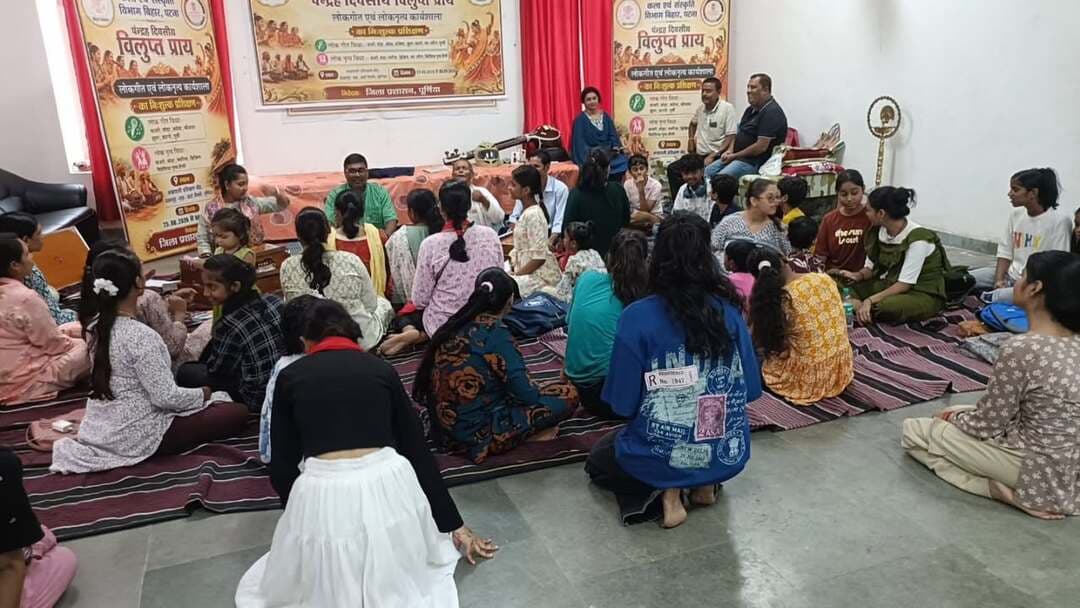 समाहरणालय पूर्णिया,
जनसंपर्क कार्यालय,
प्रेस विज्ञप्ति:-1266,
दिनांक 2 सितंबर2026,
==================
पूर्णिया में 15 दिवसीय आम्रपाली प्रशिक्षण कार्यक्रम का 9वां दिन: कजरी गीत और कजरी लोकनृत्य के live अभ्यास से लाभान्वित हुए प्रतिभागी:-
कला एवं संस्कृति विभाग तथा जिला प्रशासन, पूर्णिया के संयुक्त तत्वावधान में आयोजित 15 दिवसीय विलुप्तप्राय लोकगीत एवं लोकनृत्य प्रशिक्षण कार्यक्रम के नौवे दिन बुधवार को प्रेक्षागृह सह आर्ट गैलरी (आम्रपाली प्रशिक्षण केंद्र) में प्रशिक्षण कार्यशाला में लोकरंग देखने को मिला।
25 अगस्त से शुरू होकर 08 सितंबर 2026 तक चलने वाली इस निःशुल्क कार्यशाला में प्रशिक्षुओं ने बिहार की समृद्ध लोक परंपराओं का व्यावहारिक अभ्यास किया।
प्रशिक्षण की प्रमुख विशेषताएं:---
* लोक विधाओं का अभ्यास:-- प्रतिभागियों को कजरी गीत, एवं कजरी लोकनृत्य का एक साथ अभ्यास कराया गया।
* मंचीय प्रस्तुति पर जोर:-
प्रशिक्षकों ने कजरी लोकगीत एवं कजरी लोक नृत्य को एक साथ अभ्यास कराया गया जिसमें लोकगीत के बच्चों के द्वारा कजरी लोकगीत गया गया और उनके साथ लोक नृत्य के बच्चों के द्वारा कजरी लोक नृत्य प्रस्तुत किया गया लोक विधाओं के मूल एवं परंपरागत स्वरूप को सुरक्षित रखते हुए कलाकारों को उसके शास्त्र पक्ष के साथ-साथ प्रयोग पक्ष एवं बेहतर मंचीय प्रस्तुति को ध्यान में रखते हुए लोक गायन और लोक नृत्य एक साथ कैसे होता है । उसके गुर सिखाए।
* सांस्कृतिक संरक्षण:-- कार्यक्रम का मुख्य उद्देश्य बिहार की विलुप्तप्राय लोकगीत व लोकनृत्य विधाओं को जीवंत बनाए रखना और नई पीढ़ी तक पहुंचाना है।
निःशुल्क नामांकन का अवसर जारी:-
जिला कला एवं संस्कृति पदाधिकारी श्री पंकज कुमार पटेल ने कहा कि
इच्छुक कलाकार या स्थानीय नागरिक प्रेक्षागृह सह आर्ट गैलरी पूर्णिया पहुंचकर यथाशीघ्र अपना पंजीकरण करा सकते हैं और सांस्कृतिक धरोहर को सहेजने के अभियान से जुड़ सकते हैं।कल के बाद से रजिस्ट्रेशन नहीं हो पाएगा।