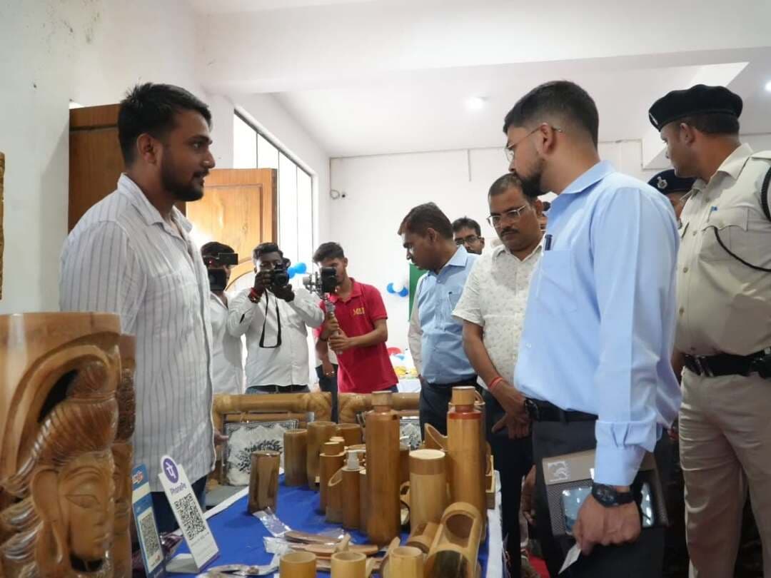 समाहरणालय पूर्णिया,
जनसंपर्क कार्यालय,
प्रेस विज्ञप्ति:-1264,
दिनांक 02/9/2026,
==================
पूर्णिया में 'TEJAS' वर्कशॉप एवं उद्यमी संवाद का सफल आयोजन;-
जिला पदाधिकारी द्वारा युवाओं को स्टार्टअप और नवाचार के लिए किया गया प्रेरित:-
वाणिज्य एवं उद्योग मंत्रालय (भारत सरकार) के उद्योग एवं आंतरिक व्यापार संवर्धन विभाग द्वारा संचालित 'TEJAS' (Transforming Entrepreneurial Journeys Across States & Districts) अभियान के तहत प्रेक्षा गृह (आर्ट गैलरी), पूर्णिया में वर्कशॉप एवं उद्यमी संवाद कार्यक्रम का आयोजन किया गया।
कार्यक्रम की शुरुआत मुख्य अतिथि जिला पदाधिकारी पूर्णिया श्री अंशुल कुमार (भा.प्र.से.), द्वारा दीप प्रज्वलित कर कार्यक्रम का शुभारंभ किया गया।
मौके पर उप विकास आयुक्त, अपर समाहर्त्ता श्री राजकुमार गुप्ता, निदेशक DRDA एवं प्राचार्य (पूर्णिया अभियंत्रण महाविद्यालय) मौजूद थे।
कार्यक्रम में योजनाओं की जानकारी: जिला उद्योग केंद्र के महाप्रबंधक मोहम्मद अफ्फान ने अतिथियों का स्वागत करते हुए उद्योग विभाग की विभिन्न योजनाओं की जानकारी दी गई।
स्टार्टअप सेल के जिला समन्वयक श्री परिमल साह तथा DDM नाबार्ड श्री अमित कुमार ने कृषि एवं ग्रामीण क्षेत्रों में स्टार्टअप की संभावनाओं पर प्रकाश डाला।
Startup India पर मार्गदर्शन: Startup India (DPIIT) के रिसोर्स पर्सन श्री स्नेहांश सिन्हा ने TEJAS कार्यक्रम, देश में सफल स्टार्टअप्स और सरकारी प्रोत्साहन योजनाओं पर विस्तृत प्रस्तुति दी एवं युवाओं के प्रश्नों के समाधान बताए।
जिला पदाधिकारी का संबोधन एवं संवाद:- जिला पदाधिकारी श्री अंशुल कुमार भा०प्र०से० द्वारा छात्रों एवं उद्यमियों को नए विचारों को धरातल पर उतारने और सरकारी योजनाओं का लाभ उठाने के लिए प्रेरित किया गया।
जिला पदाधिकारी उद्यमियों एवं छात्रों की समस्याएं सुनकर उनके त्वरित समाधान हेतु संबंधित अधिकारियों को आवश्यक दिशा-निर्देश दिए।
* उत्पाद प्रदर्शनी का निरीक्षण: स्थानीय उद्यमियों एवं स्टार्टअप संस्थापकों ने अपने अनुभव साझा किए। अतिथियों ने उद्योग विभाग की योजनाओं से लाभान्वित उद्यमियों द्वारा लगाए गए स्टॉलों का निरीक्षण कर उनके उत्पादों की सराहना की।
इस कार्यक्रम में जिला कला एवं संस्कृति पदाधिकारी, जिला अग्रणी प्रबंधक, जीविका दीदियां, स्थानीय उद्यमी तथा विभिन्न शिक्षण संस्थानों के लगभग 650 छात्र-छात्राएं उपस्थित थे।