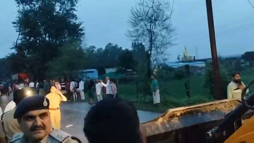 रीवा सीधी बस हादसा
रीवा से सीधी के बीच गुढ से करीब 4 किलोमीटर आगे बस क्रमांक एमपी -19 P 1501 की बल्कर ट्रक में टक्कर होने से पांच लोगों की मृत्यु हो गई एवं 16 यात्री घायल है, जिनमें तीन यात्रियों की हालात गंभीर है। बस में सवार शेष 13 यात्री सामान्य है।
#Rewa #रीवा