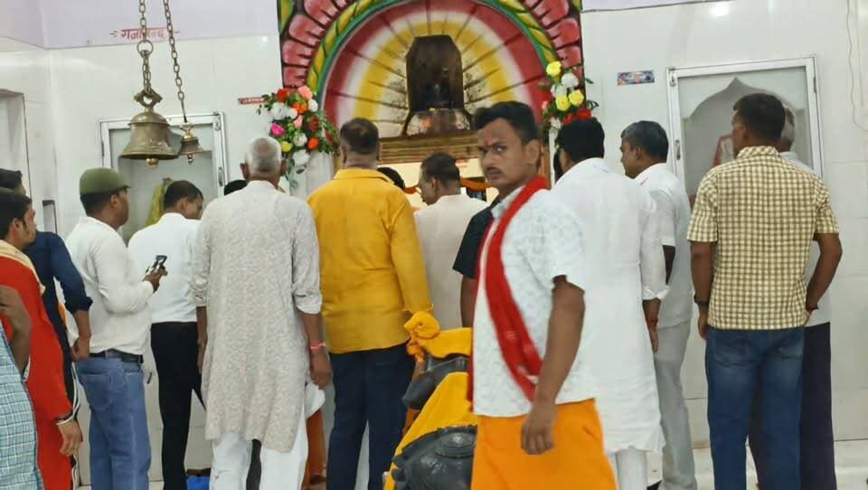 पंच वदन स्थान कुशेढ़ी में श्रावणी महोत्सव कार्यक्रम के दौरान बिहार सरकार के मंत्री अशोक चौधरी, शेखपुरा विधायक रणधीर कुमार सोनी, बरबीघा विधायक कुमार पुष्पांजय ने पूजा अर्चना किए।