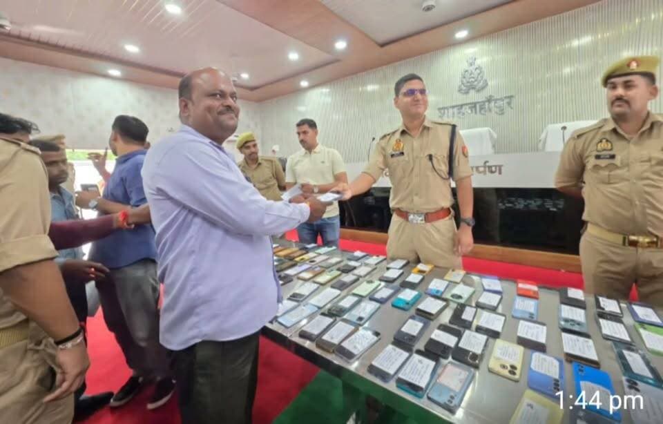 चोरी हुए मोबाइल या गिर गए ऐसे कुल मिलाकर 151 मोबाइल पुलिस ने बरामद किए हैं जिनकी कीमत ₹500000 बताई गई है फिलहाल बरामद किए हुए मोबाइल पुलिस ने उनके मालिकों को बुलाकर पुलिस लाइन में सौंप दिए हैं जिसकी रिपोर्ट हम आपको शाहजहांपुर उत्तर प्रदेश से दिखा रहे हैं
