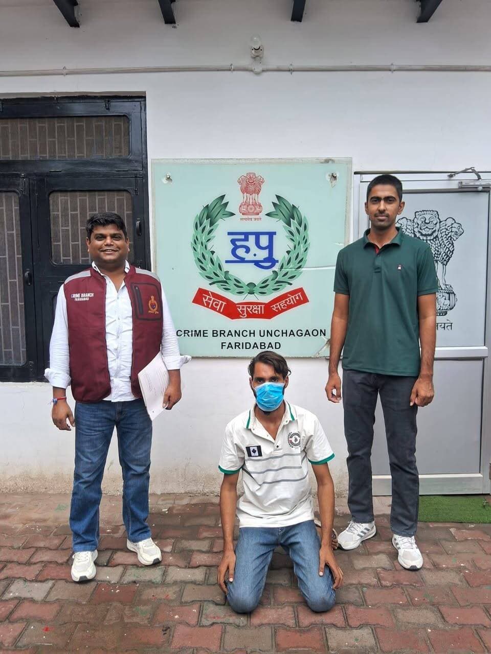 पुलिस प्रेस नोट 02 सितम्बर 2026
अलग-अलग मामलों में तीन गिरफ्तार, दो देशी कट्टे व 5,250 रुपये जुआ की राशि बरामद
फरीदाबाद: फरीदाबाद पुलिस द्वारा लगातार अपराधियों के विरुद्ध सख्त कार्रवाई की जा रही है। इसी क्रम में कार्रवाई करते हुए अपराध शाखा ऊंचा गांव व अपराध शाखा सेक्टर-16 की टीमों ने अलग-अलग मामलों में दो आरोपितों को देशी कट्टों सहित गिरफ्तार किया है। इसके अलावा अपराध शाखा एवीटीएस की टीम ने जुआ खिलाते हुए एक आरोपित को गिरफ्तार कर उसके कब्जे से 5,250 रुपये बरामद किए हैं।
पुलिस प्रवक्ता ने बताया कि अपराध शाखा ऊंचा गांव की टीम ने लोकेश, निवासी नत्थू कॉलोनी, फरीदाबाद को दशहरा ग्राउंड के पास से एक देशी कट्टे सहित गिरफ्तार किया। इसी प्रकार अपराध शाखा सेक्टर-16 की टीम ने हनीफ, निवासी उतावर, जिला पलवल को प्रेम नगर झुग्गी, फरीदाबाद के पास से एक देशी कट्टे सहित गिरफ्तार किया है।
एक अन्य मामले में अपराध शाखा एवीटीएस 2 की टीम ने डबुआ मंडी के पास सट्टा खाई करवाते हुए आरोपित दीपक कुमार, निवासी गांव सखोना, जिला गोरखपुर, उत्तर प्रदेश, हाल निवासी डबुआ कॉलोनी, फरीदाबाद को गिरफ्तार किया। आरोपित के कब्जे से 5,250 रुपये की जुआ की राशि बरामद की गई है।
सभी आरोपितों के विरुद्ध संबंधित धाराओं के तहत मामले दर्ज कर नियमानुसार आगामी कार्रवाई की जा रही है।
प्रवक्ता, फरीदाबाद पुलिस