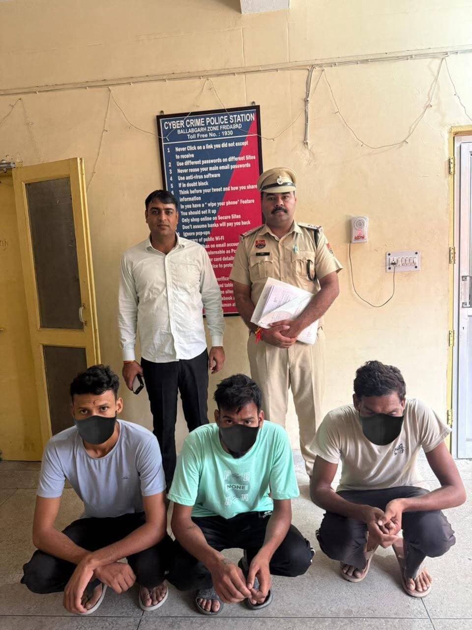 पुलिस प्रेस नोट 02 सितम्बर 2026
*इलेक्ट्रिक चार्जिंग स्टेशन प्रोजेक्ट में निवेश के नाम पर साइबर ठगी, 3 आरोपित गिरफ्तार*
*अश्लील फोटो-वीडियो वायरल करने व पुलिस अधिकारी बनकर गिरफ्तारी की धमकी देकर 10.23 लाख रुपये ठगने के मामले में भी एक आरोपित गिरफ्तार*
फरीदाबाद: फरीदाबाद पुलिस साइबर अपराधियों के खिलाफ लगातार प्रभावी कार्रवाई कर रही है। इसी क्रम में साइबर थाना बल्लभगढ़ की टीम ने साइबर ठगी के दो अलग-अलग मामलों में कार्रवाई करते हुए 4 आरोपितों को गिरफ्तार किया है। एक मामले में इंस्टाग्राम पर इलेक्ट्रिक चार्जिंग स्टेशन एवं रिसाइक्लिंग प्रोजेक्ट में निवेश कर भारी मुनाफा कमाने का झांसा देकर ठगी की गई, जबकि दूसरे मामले में अश्लील फोटो एवं वीडियो वायरल करने और पुलिस अधिकारी बनकर गिरफ्तारी की धमकी देकर शिकायतकर्ता से 10.23 लाख रुपये की ठगी की गई।
*इंस्टाग्राम विज्ञापन से फंसाया, 300 प्रतिशत मुनाफे का दिया झांसा*
पुलिस प्रवक्ता अनुसार सेक्टर-7डी, बल्लभगढ़ निवासी शिकायतकर्ता ने इंस्टाग्राम पर इलेक्ट्रिक चार्जिंग स्टेशन से संबंधित एक विज्ञापन देखा था। विज्ञापन पर क्लिक करने के बाद शिकायतकर्ता की बातचीत व्हाट्सऐप के माध्यम से स्वयं को जापान की निवासी बताने वाली एक युवती से शुरू हुई।
युवती ने शिकायतकर्ता को टाटा कंपनी से जुड़े एक रिसाइक्लिंग प्रोजेक्ट में निवेश करने पर 300 प्रतिशत तक मुनाफा मिलने का झांसा दिया। ठगों ने शिकायतकर्ता को 20 लाख रुपये निवेश करने के लिए प्रेरित किया, जिसके बाद उसने उनके बताए बैंक खाते में एक लाख रुपये ट्रांसफर कर दिए।
बाद में जब शिकायतकर्ता ने पोर्टल के माध्यम से अपनी निवेश की गई राशि वापस निकालने का प्रयास किया तो वह रकम नहीं निकाल सका। इसके बाद उसे अपने साथ साइबर ठगी होने का पता चला। शिकायत के आधार पर साइबर थाना बल्लभगढ़ में मामला दर्ज कर जांच शुरू की गई।
मामले में कार्रवाई करते हुए साइबर थाना बल्लभगढ़ की टीम ने अमित निवासी गुरुसर मोडिया, जिला हनुमानगढ़, राजस्थान, हाल निवासी ओजियाडा, भीलवाड़ा तथा संदीप कुमार निवासी गांव थिराजवाला, जिला हनुमानगढ़, राजस्थान को गिरफ्तार किया है।
पुलिस पूछताछ में सामने आया कि आरोपित संदीप इस मामले में बैंक खाताधारक है। उसने अपने साथी आशीष के साथ मिलकर एक कंपनी के नाम से संयुक्त बैंक खाता खुलवाया था। इसके बाद अपनी बुआ के लड़के अमित की मदद से उक्त बैंक खाता साइबर ठगों को उपलब्ध कराया गया। इसी खाते में शिकायतकर्ता द्वारा ठगे गए एक लाख रुपये प्राप्त हुए थे।
पुलिस ने बताया कि मामले में सह-खाताधारक आशीष वासी हनुमानगढ़ को गिरफ्तार पुलिस निर्माण पर लिया हुआ था जिसकी पूछताछ पर संदीप और अमित के नाम सामने आए थे। दोनों आरोपितों को भी दो दिन के पुलिस रिमांड पर लिया गया है।
*अश्लील फोटो-वीडियो वायरल करने की धमकी देकर ठगी*
दूसरे मामले में सेक्टर-7ई, फरीदाबाद निवासी शिकायतकर्ता ने साइबर थाना बल्लभगढ़ में शिकायत दी कि उसके पास एक अज्ञात व्यक्ति की व्हाट्सऐप कॉल आई। कॉल करने वाले ने दावा किया कि उसके पास शिकायतकर्ता की अश्लील फोटो एवं वीडियो हैं और उन्हें वायरल न करने तथा डिलीट करने के बदले पैसों की मांग की।
इसके बाद अलग-अलग व्हाट्सऐप नंबरों से संपर्क कर ठगों ने स्वयं को पुलिस अधिकारी बताया और शिकायतकर्ता को गिरफ्तारी एवं बदनामी की धमकी दी। लगातार मिल रही धमकियों और बदनामी के भय से शिकायतकर्ता ने ठगों के बताए अलग-अलग बैंक खातों, क्यूआर कोड तथा यूपीआई आईडी पर कुल 10,23,198 रुपये ट्रांसफर कर दिए।शिकायत पर साइबर थाना बल्लभगढ़ में मामला दर्ज कर जांच शुरू की गई।
पुलिस प्रवक्ता ने बताया कि साइबर थाना बल्लभगढ़ की टीम ने मामले में कार्रवाई करते हुए दीपक उर्फ दीपु निवासी गांव जीवड़ा, जिला रेवाड़ी, हरियाणा को गिरफ्तार किया है।
जिसकी पूछताछ में सामने आया कि वह खाताधारक है। उसके बैंक खाते में ठगी की रकम में से 1,42,000 रुपये प्राप्त हुए थे। जिसको न्यायिक हिरासत में जेल भेज दिया गया है।
फरीदाबाद पुलिस की आमजन से अपील कि सोशल मीडिया पर दिखाई देने वाले आकर्षक निवेश विज्ञापनों, कम समय में अत्यधिक मुनाफे के दावों तथा अनजान व्यक्तियों के निवेश प्रस्तावों पर बिना सत्यापन के विश्वास न करें। इसी प्रकार किसी भी व्यक्ति द्वारा अश्लील फोटो या वीडियो वायरल करने अथवा पुलिस अधिकारी बनकर गिरफ्तारी की धमकी दिए जाने पर घबराएं नहीं और तुरंत नजदीकी पुलिस स्टेशन अथवा साइबर पुलिस से संपर्क करें। साइबर ठगी होने की स्थिति में तत्काल हेल्पलाइन नंबर 1930 पर शिकायत दर्ज कराएं।
प्रवक्ता, फरीदाबाद पुलिस
