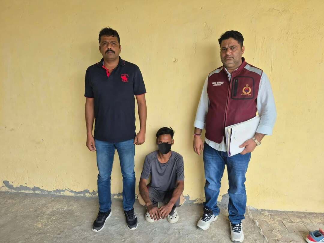पुलिस प्रेस नोट 02 सितम्बर 2026
चोरी की दो मोटरसाइकिलें बरामद, दो वाहन चोर गिरफ्तार
फरीदाबाद: शहर में वाहन चोरी की वारदातों पर अंकुश लगाने के लिए फरीदाबाद पुलिस की अपराध शाखाएं लगातार कार्रवाई कर रही हैं। इसी क्रम में अपराध शाखा AVTS की टीमों ने अलग-अलग वाहन चोरी के मामलों में कार्रवाई करते हुए दो आरोपितों को गिरफ्तार कर उनके कब्जे से चोरी की दो मोटरसाइकिलें बरामद की हैं।
पुलिस प्रवक्ता ने बताया कि थाना सेक्टर-17 क्षेत्र में 8 मई को मोटरसाइकिल चोरी के संबंध में मामला दर्ज किया गया था। मामले की जांच के दौरान अपराध शाखा AVTS की टीम ने कार्रवाई करते हुए फैसल निवासी गांव पैंमाखेड़ा, जिला नूंह को गिरफ्तार किया। पूछताछ के बाद आरोपित के कब्जे से चोरी की मोटरसाइकिल बरामद की गई।
इसी क्रम में AVTS सिकरोना की टीम ने थाना सेंट्रल में दर्ज वाहन चोरी के एक अन्य मामले में कार्रवाई करते हुए विशाल निवासी गांव खेड़ा मोहल्ला, फरीदाबाद को गिरफ्तार किया। आरोपित के कब्जे से भी चोरी की एक मोटरसाइकिल बरामद की गई।
दोनों आरोपितों को नियमानुसार अदालत में पेश किया गया, जहां से उन्हें न्यायिक हिरासत में जेल भेज दिया गया।
प्रवक्ता, फरीदाबाद पुलिस