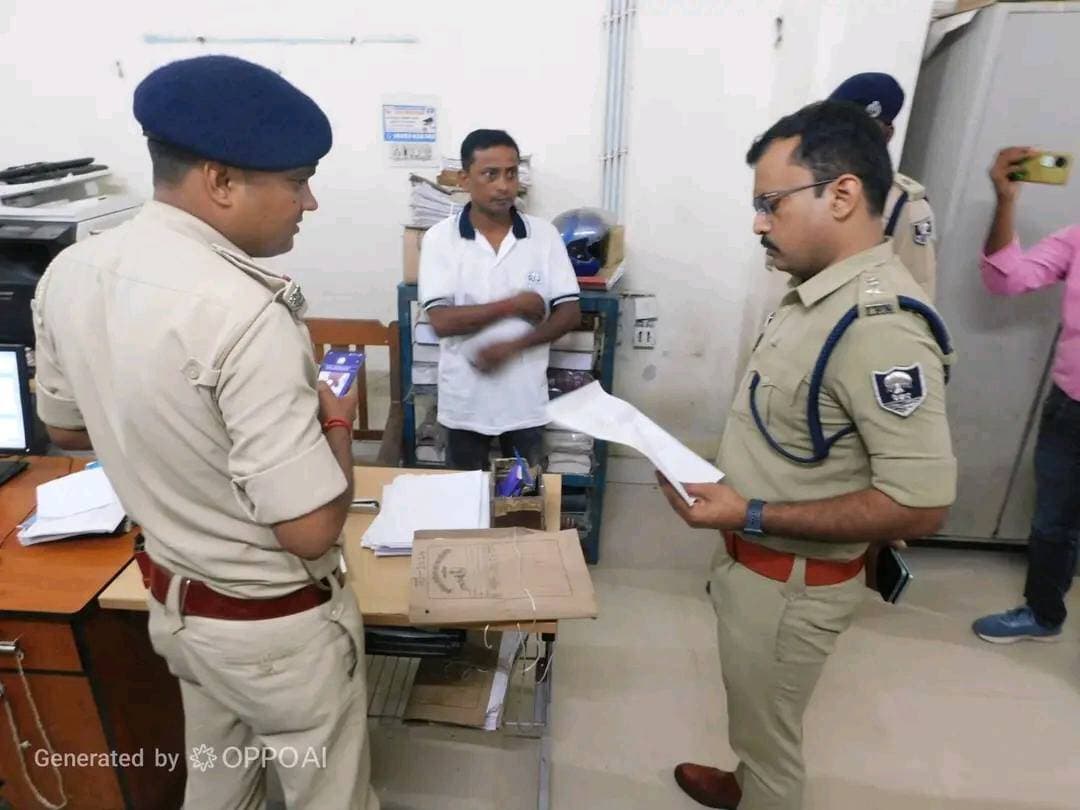 अररिया पुलिस अधीक्षक के द्वारा नगर थाना अररिया का निरीक्षण किया गया। निरीक्षण के दौरान थाना परिसर, अभिलेखों के संधारण, मालखाना, हाजत, शस्त्रागार, आगंतुक पंजी, लंबित कांडों की समीक्षा, महिला हेल्प डेस्क, CCTNS,सीसीटीवी व्यवस्था तथा विधि-व्यवस्था एवं अपराध नियंत्रण से संबंधित विभिन्न बिंदुओं का गहन निरीक्षण किया गया। तथा आमजन के साथ संवेदनशील, सम्मानजनक एवं जनहितकारी व्यवहार बनाए रखने के संबंध में आवश्यक दिशा-निर्देश दिए गए। साथ ही थाना क्षेत्र में शांति एवं कानून-व्यवस्था बनाए रखने, अपराध नियंत्रण को और अधिक प्रभावी बनाने तथा जनता की शिकायतों का त्वरित एवं गुणवत्तापूर्ण निष्पादन सुनिश्चित करने पर विशेष बल दिया गया।