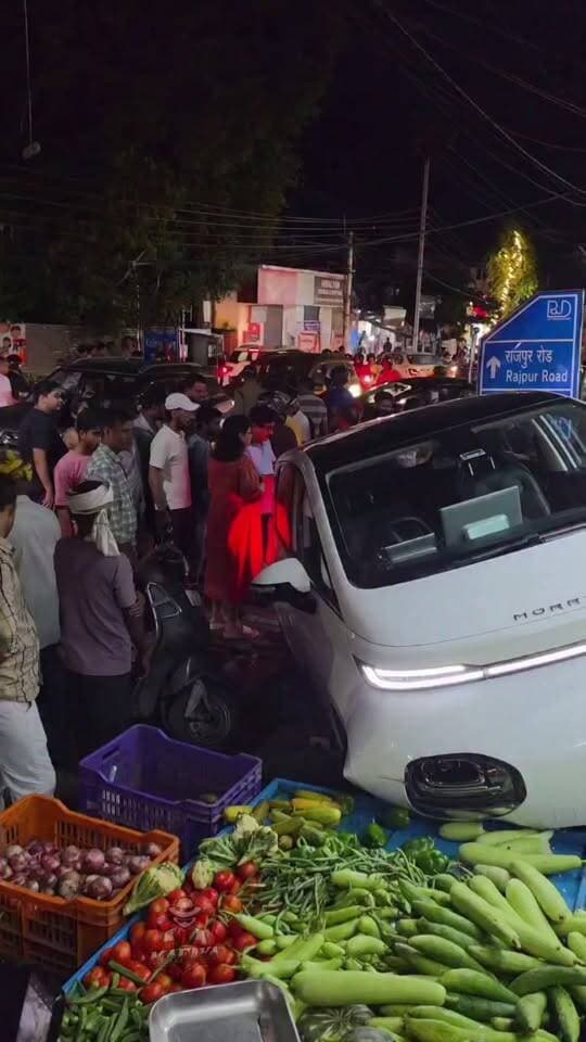 🚨 देहरादून में महिला ने कई वाहनों को मारी टक्कर, सब्जी की दुकान में घुसी कार
देहरादून की न्यू कैंट रोड पर कार और स्कूटी की टक्कर के बाद कार चालक से कथित तौर पर ब्रेक की जगह एक्सीलेटर दब गया। इसके बाद कार बेकाबू होकर सड़क किनारे खड़ी दो अन्य स्कूटियों और एक सब्जी के ठेले से जा टकराई।
हादसे में कुछ लोगों को मामूली चोटें आईं, जिन्हें प्राथमिक उपचार दिया गया। दुर्घटना में कार समेत अन्य वाहन क्षतिग्रस्त हुए हैं। कैंट थाना पुलिस मामले की जांच कर रही है।
#Dehradun #RoadAccident #AccidentNews #newsmafiya #RoadSafety