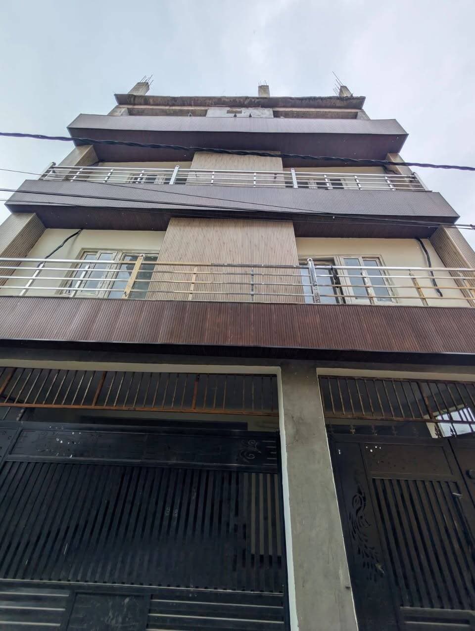 🚨 ऋषिकेश में अवैध निर्माण पर एमडीडीए की कार्रवाई, तीन निर्माण सील
ऋषिकेश क्षेत्र में बिना स्वीकृत नक्शे और आवश्यक अनुमति के किए जा रहे निर्माण के खिलाफ मसूरी-देहरादून विकास प्राधिकरण (एमडीडीए) ने कार्रवाई की है। प्राधिकरण की टीम ने गुमानीवाला, गंगा किनारे गली नंबर-1 और वीरपुर खुर्द में तीन अलग-अलग निर्माण स्थलों को सील किया।
गुमानीवाला में चीमा राम द्वारा व्यावसायिक उपयोग के लिए बिना स्वीकृत मानचित्र के टिन शेड का निर्माण किया जा रहा था। वहीं, गंगा किनारे गली नंबर-1 में राम यादव द्वारा बिना मानचित्र स्वीकृति के निर्माण कार्य किया जा रहा था।
तीसरी कार्रवाई वीरपुर खुर्द में सीमा जेन्टल कॉलेज के पास की गई, जहां संदीप गोस्वामी आदि द्वारा आवश्यक अनुमति के बिना निर्माण किया जा रहा था। तीनों मामलों में नियमानुसार कार्रवाई करते हुए निर्माण स्थलों को सील कर दिया गया।
एमडीडीए उपाध्यक्ष बंशीधर तिवारी ने कहा कि बिना स्वीकृत मानचित्र या आवश्यक अनुमति के किसी भी प्रकार का निर्माण स्वीकार नहीं किया जाएगा। उन्होंने अधिकारियों को अवैध निर्माण के मामलों में प्रभावी कार्रवाई के निर्देश दिए हैं।
प्राधिकरण के सचिव मोहन सिंह बर्निया ने बताया कि अवैध निर्माण की लगातार निगरानी की जा रही है और नियमों का उल्लंघन पाए जाने पर नियमानुसार कार्रवाई जारी रहेगी।