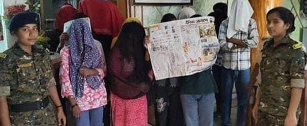🚨 गोपालगंज में होटल पर पुलिस की छापेमारी, 14 लोग हिरासत में
गोपालगंज। शहर के जादोपुर रोड स्थित एक होटल में अनैतिक गतिविधियों की सूचना पर बुधवार को नगर थाना पुलिस ने छापेमारी की। पुलिस के मुताबिक कार्रवाई के दौरान छह लड़कियों और आठ युवकों समेत 14 लोगों को हिरासत में लेकर पूछताछ की जा रही है।
पुलिस को पिछले कुछ दिनों से होटल में संदिग्ध गतिविधियों और युवक-युवतियों के लगातार आने-जाने की सूचना मिल रही थी। सूचना के सत्यापन के बाद पुलिस टीम ने होटल में छापेमारी की।
कमरे की तलाशी, आपत्तिजनक सामग्री बरामद
पुलिस के अनुसार, होटल के कमरों की तलाशी के दौरान कुछ आपत्तिजनक सामग्री बरामद हुई है। पुलिस ने मौके से मिले सामान को जब्त कर जांच में शामिल किया है।
छापेमारी के दौरान एक कमरे में मौजूद युवक-युवती ने पुलिस के काफी देर तक दरवाजा खटखटाने के बावजूद दरवाजा नहीं खोला। पुलिस के अनुसार, इसी दौरान दोनों खिड़की से बाहर निकलकर फरार हो गए। कमरे की जांच में खिड़की टूटी मिली।
मोबाइल फोन की जांच से नेटवर्क की तलाश
पुलिस ने हिरासत में लिए गए लोगों के मोबाइल फोन भी जब्त किए हैं। जांच के दौरान एक महिला की भूमिका सामने आने की बात पुलिस ने कही है। पुलिस मोबाइल फोन और पूछताछ के आधार पर यह पता लगाने में जुटी है कि होटल में लोगों को कौन पहुंचाता था और क्या कोई संगठित नेटवर्क सक्रिय था।
पुलिस ने यह भी बताया कि हिरासत में लिए गए कुछ लोगों ने खुद को छात्र-छात्रा बताया है। उनकी उम्र और अन्य पहचान संबंधी जानकारी का सत्यापन किया जा रहा है।
सोशल मीडिया पर वीडियो वायरल
पुलिस की कार्रवाई के दौरान होटल के बाहर लोगों की भीड़ जुट गई। कुछ लोगों ने कार्रवाई का वीडियो बनाकर सोशल मीडिया पर शेयर किया, जो बाद में वायरल हो गया।
पुलिस अब पूरे मामले की जांच कर रही है। साथ ही शहर के अन्य होटल, गेस्ट हाउस और संबंधित प्रतिष्ठानों पर भी निगरानी बढ़ाई गई है। पुलिस का कहना है कि संदिग्ध गतिविधियों की सूचना मिलने पर नियमानुसार कार्रवाई की जाएगी।
