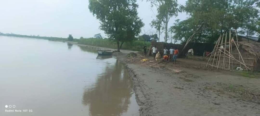 🚨🌊 गंगा का जलस्तर घटा, लेकिन कटान ने बढ़ाई मुसीबत! 😰🏚️
📍 करनपुर घाट | मंझा की मड़ैया, अमृतपुर
गंगा का पानी कम होते ही नदी ने रौद्र रूप दिखाना शुरू कर दिया है। तेज कटान से कई झोपड़ियां गंगा में समा चुकी हैं, जबकि कई मकानों पर भी खतरा मंडरा रहा है। 😟
🏚️ खुशीराम की झोपड़ी गंगा में समाई, अब सड़क किनारे तिरपाल डालकर परिवार के साथ रहने को मजबूर हैं।
🏚️ शिवाकांत की दो झोपड़ियां भी कटान की भेंट चढ़ गईं।
🌊 मंझा की मड़ैया में भी कई झोपड़ियां गंगा में समा चुकी हैं।
🌾 बाढ़ में फसल बर्बाद होने के बाद अब ग्रामीणों के सामने आशियाना बचाने का संकट खड़ा हो गया है।
😢 ग्रामीणों की रातें डर के साये में गुजर रही हैं—कहीं अगला नंबर उनके घर का न हो जाए!
🙏 ग्रामीणों ने प्रशासन से तत्काल मौके पर पहुंचकर कटान का जायजा लेने, प्रभावित परिवारों को सुरक्षित स्थान और राहत सहायता उपलब्ध कराने की मांग की है।
📢 गंगा का कटान रोकने के लिए प्रशासन कब उठाएगा ठोस कदम?
#Amritpur #Farrukhabad #Ganga #GangaCutting #Flood #FloodNews #KarunpurGhat #Manjha #FarrukhabadNews #BreakingNews #GroundReport #UPNews #बाढ़ #कटान #गंगाकटान