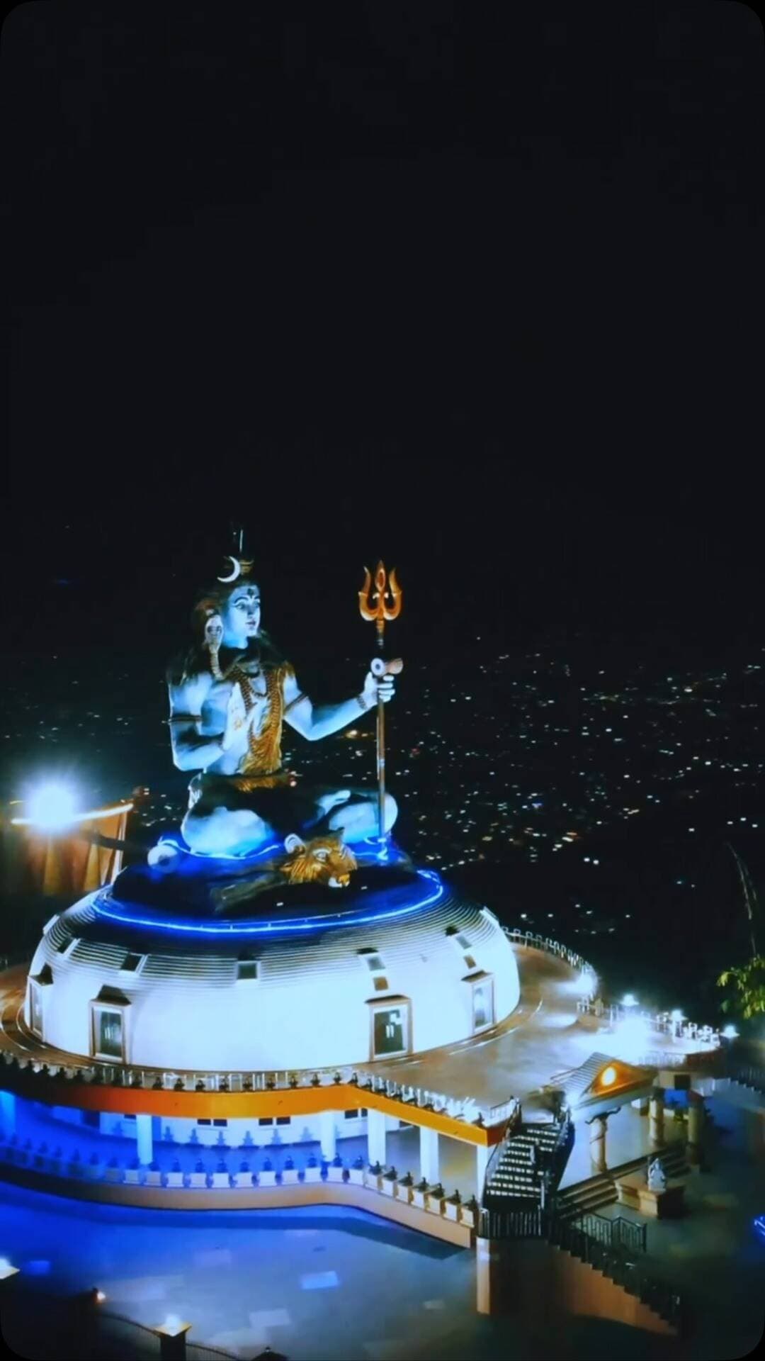 Pumdikot Shiva Temple 🙏🏻♥️ || 主な情報
場所:
ポカラ市とフェワ湖を一望できる、標高約1,500メートルのプムディコット丘の上に位置しています。
建築:
座っている神様の像は、大きな円形の白い構造物の上に設置されており、青い夜間照明で美しくライトアップされています。
意義:
この場所は、この地域を代表する重要な巡礼地であり、観光スポットとしても人気があります。
ご希望であれば、以下についても紹介できます。
* ポカラからプムディコットへの行き方
* 周辺のハイキングコースの詳細
#newpost #mahadev #pokhranepal #trendingnow #explorepage