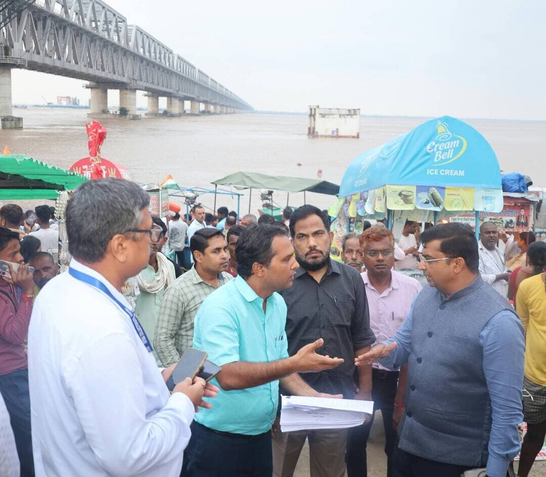 नदियों के बढ़ते जलस्तर के मद्देनजर जिलाधिकारी ने 24 घंटे तटबंध निगरानी एवं सभी आवश्यक तैयारियाँ सुनिश्चित करने का दिया निर्देश
पड़ोसी राज्यों में अत्यधिक वर्षा तथा बाणसागर बराज एवं इंद्रपुरी जलाशय से पानी छोड़े जाने के कारण पटना से होकर बहने वाली नदियों के जलस्तर में वृद्धि को देखते हुए जिलाधिकारी श्री कुन्दन कुमार ने बाढ़ की संभावित स्थिति के मद्देनजर सभी संबंधित पदाधिकारियों को सजग एवं सतर्क रहने तथा आवश्यक तैयारियाँ पूरी रखने का निर्देश दिया है।
जिलाधिकारी ने सोन बाढ़ सुरक्षा प्रमंडल , खगौल; गंगा-सोन बाढ़ सुरक्षा प्रमंडल, दीघा; पुनपुन बाढ़ सुरक्षा प्रमंडल , अनीसाबाद; पुनपुन बाढ़ सुरक्षा प्रमंडल , पटना सिटी तथा बाढ़ नियंत्रण प्रखंड, बख्तियारपुर के कार्यपालक अभियंताओं को निर्देश दिया कि ईसी बैग, नाइलन क्रेट, ट्रैक्टर, जेनरेटर सहित अन्य फ्लड फाइटिंग मटेरियल संवेदनशील तटबंधों के समीप पर्याप्त मात्रा में उपलब्ध रखें। आवश्यकता पड़ने पर इनका तत्काल उपयोग सुनिश्चित हो, इसके लिए 24 घंटे मजदूरों की व्यवस्था भी रखने को कहा गया। सभी संवेदनशील तटबंधों की अनवरत निगरानी सुनिश्चित करने का निर्देश दिया गया।
जिलाधिकारी ने सभी अनुमंडल पदाधिकारियों एवं अंचल अधिकारियों को निचले एवं संभावित बाढ़ प्रभावित क्षेत्रों पर विशेष नजर रखने तथा आवश्यकता पड़ने पर लोगों को सुरक्षित स्थानों पर पहुँचाने के लिए पूर्व से कार्ययोजना तैयार रखने को कहा। उन्होंने स्पष्ट निर्देश दिया कि लोगों के निष्कासन के लिए केवल सुरक्षित नाव एवं एसडीआरएफ की नावों का उपयोग किया जाए।
शरणस्थलों में आवश्यक सुविधाएँ सुनिश्चित करने का निर्देश
संभावित प्रभावित लोगों के लिए चिन्हित शरणस्थलों पर पेयजल, शौचालय, प्रकाश, भोजन एवं दवाओं की पर्याप्त व्यवस्था रखने का निर्देश दिया गया। शरणस्थलों पर कम्युनिटी किचन का सुचारू संचालन सुनिश्चित करने तथा प्रत्येक शरणस्थल के समीप मेडिकल कैंप स्थापित करने को कहा गया। मेडिकल कैंप में जीवनरक्षक दवाओं के साथ सर्पदंश एवं कुत्ते के काटने से संबंधित आवश्यक दवाएँ पर्याप्त मात्रा में उपलब्ध रखने का निर्देश दिया गया।
जिलाधिकारी ने विशेष रूप से गर्भवती महिलाओं, बच्चों एवं बुजुर्गों की जरूरतों को ध्यान में रखते हुए शरणस्थलों पर आवश्यक व्यवस्थाएँ पहले से सुनिश्चित करने को कहा।
नावों के संचालन में सुरक्षा मानकों का कड़ाई से पालन
सभी अनुमंडल पदाधिकारियों एवं अंचल अधिकारियों को निर्देश दिया गया कि नदियों में छोटी नाव अथवा डेंगी का परिचालन नहीं हो। केवल सुरक्षित नावों का ही उपयोग किया जाए। नाव पर स्पष्ट रूप से “जिला प्रशासन द्वारा निःशुल्क व्यवस्था” अंकित हो तथा उस पर उपलब्ध जीवनरक्षक सामग्री और नाव की निर्धारित क्षमता भी स्पष्ट रूप से प्रदर्शित की जाए।
पशुओं के लिए भी रहे समुचित व्यवस्था
संभावित बाढ़ प्रभावित क्षेत्रों में पशुओं के लिए भी आवश्यक व्यवस्था सुनिश्चित करने का निर्देश दिया गया। उपयुक्त स्थानों पर पशु शिविर, पशु चारा एवं आवश्यक दवाओं की पर्याप्त उपलब्धता रखने को कहा गया, ताकि बाढ़ की स्थिति में पशुधन की सुरक्षा एवं देखभाल में कोई कठिनाई न हो।
जिलाधिकारी ने बाढ़ सुरक्षा प्रमण्डलो के कार्यपालक अभियंताओं को निर्देश दिया कि आवश्यकता के अनुसार फ्लड फाइटिंग मटेरियल की मात्रा बढ़ाई जा सकती है, लेकिन बाढ़ बचाव कार्य के दौरान किसी भी संसाधन की कमी नहीं होनी चाहिए। प्रखंड स्तर के वरीय पदाधिकारियों को भी पूरी तरह सजग एवं सक्रिय रहने का निर्देश दिया गया।
जिला एवं प्रखंड स्तर पर 24 घंटे नियंत्रण कक्ष सक्रिय
आपदा की स्थिति में समन्वय एवं सूचना संग्रहण के लिए जिला स्तर पर 24×7 नियंत्रण कक्ष क्रियाशील है। आवश्यक सूचना के लिए दूरभाष संख्या 0612-2210118 एवं मोबाइल नंबर 8235449748 पर संपर्क किया जा सकता है। सभी संबंधित प्रखंडों में भी प्रखंडस्तरीय नियंत्रण कक्ष स्थापित एवं क्रियाशील रखने का निर्देश दिया गया है।
जिलाधिकारी एवं नगर आयुक्त ने किया गेट नम्बर 93 के पास गंगा नदी क्षेत्र का निरीक्षण
गंगा नदी में जलस्तर की स्थिति का जायजा लेने के लिए जिलाधिकारी श्री कुन्दन कुमार एवं नगर आयुक्त श्री यशपाल मीणा ने गेट नंबर तिरानवे के समीप गंगा नदी क्षेत्र का निरीक्षण किया। इस दौरान उन्होंने संबंधित कार्यपालक अभियंता को जल स्तर में और वृद्धि की स्थिति में बचाव के लिए सभी आवश्यक तैयारियाँ सुनिश्चित करने तथा संवेदनशील स्थलों पर विशेष निगरानी रखने का निर्देश दिया। कार्यपालक अभियंता ने जिलाधिकारी को बताया कि शहर में गंगा नदी के जल के प्रवेश से बचाव के लिय PTP (patna town protection ) वाल 93 गेट पर Highest flood level से 77 cm ऊँचा है, जिसके ऊपर अतिरिक्त 2 फ़ीट wooden protection लगाए जाने की व्यवस्था है.
जिलाधिकारी ने नागरिकों से अपील की है कि अफवाहों पर ध्यान न दें और घबराएँ नहीं। जिले के सभी तटबंध सुरक्षित हैं। जिला प्रशासन संभावित बाढ़ की स्थिति से निपटने तथा नागरिकों की सुरक्षा के लिए पूरी तरह मुस्तैद एवं तैयार है।