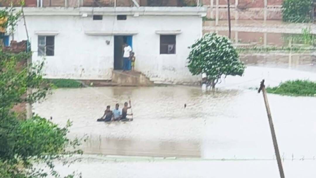 कैमूर जिले के मोहनिया में बाढ़ की स्थिति बेलौड़ी पंचायत का उगहनीडीह गांव ट्यूब के सहारे लोग ला रहे जरूरत के सामान...