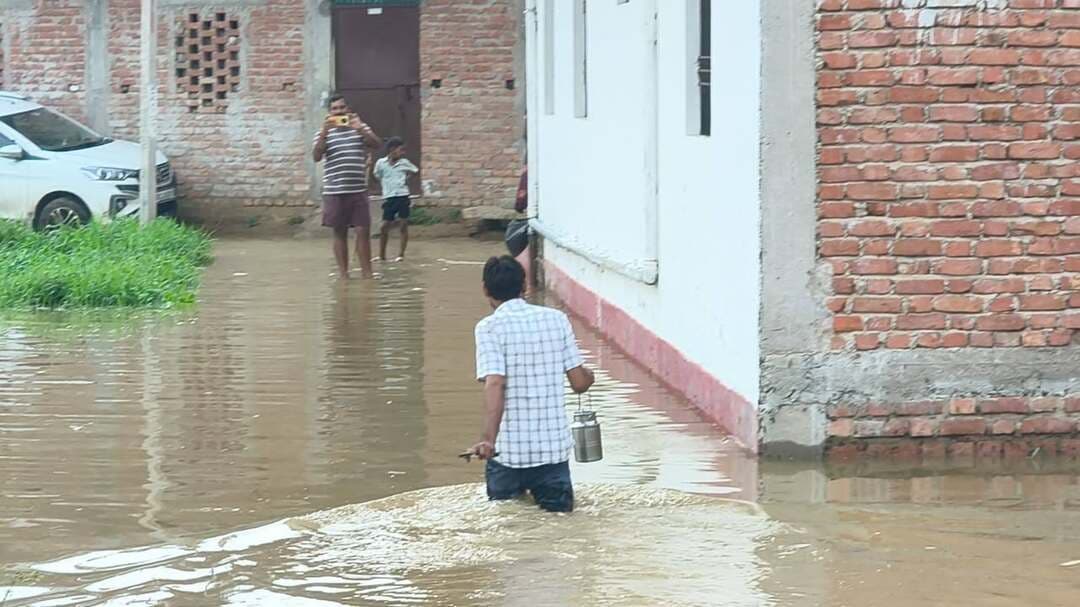 घर में छोटी बच्ची है दूध नहीं था एक मित्र अजय यादव(रमोद)ने कमर भर पानी में होकर घर तक दूध पहुंचाया,धन्यवाद....ये मेरी ही नहीं कई गांव के लोगों की परेशानी है....बाढ़ में धैर्य रखें और गहरे पानी से उचित दूरी बनाकर रखें...