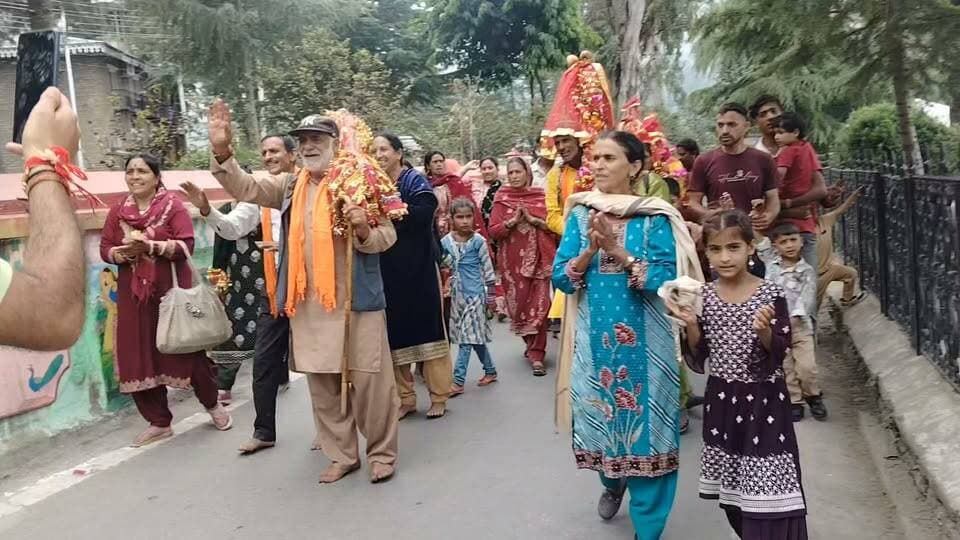 मणिमहेश यात्रा पर जाते हुए श्रद्धालु। जय मणिमहेश