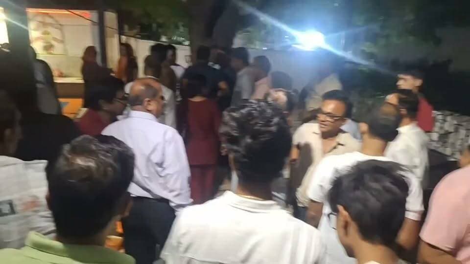 राजसमंद शहर के वार्ड 20 में भड़के लोग, भाजपा को सबक सिखाने की चेतावनी #Rajsamandnews
नगरपरिषद राजसमंद के वार्ड 20 में भाजपा द्वारा बनाए गए प्रत्याशी के विरोध में पूरे कॉलोनी व वार्ड के लोग राडाजी बावजी स्थानक पर एकत्रित हुए और निर्दलीय प्रत्याशी विकास कुमार अग्रवाल को समर्थन देने का ऐलान कर दिया। इसी दौरान भाजपा जिलाध्यक्ष जगदीश पालीवाल व विधायक दीप्ति माहेश्वरी भी पहुंचे और लोगों से समझाइश के प्रयास किए, मगर लोग बात नहीं माने।
Rajsamand news
Jaivardhan News
Nagar Parishad Rajsamand
BJP Rajsamand
Election 2026
Municiple election 2026