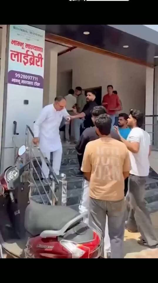 बीकानेर में कांग्रेस की अंदरूनी कलह सामने आई है. जिलाध्यक्ष को कथित तौर पर स्वागत के बहाने बुलाकर कुछ कार्यकर्ताओं ने थप्पड़-मुक्कों से मारपीट की. घटना का वीडियो सोशल मीडिया पर वायरल है. टिकट वितरण से नाराजगी को हमले की वजह बताया जा रहा है. #Congress #ViralVideo #Rajasthan
