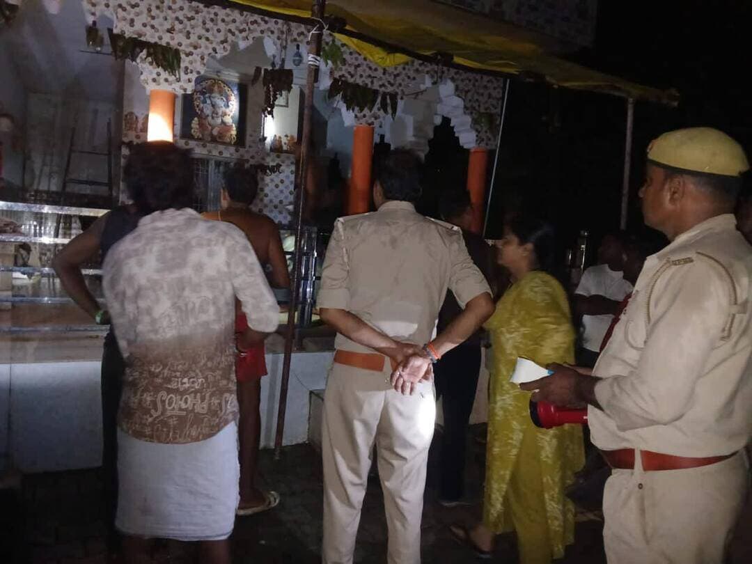 🚨 चित्रकूट ब्रेकिंग
राजापुर तहसील के डढ़िया गांव में वाल्मीकि नदी का जलस्तर बढ़ने से घरों में घुसा पानी। एसडीएम पूजा गुप्ता ने बाढ़ क्षेत्र का निरीक्षण कर 15 प्रभावित लोगों को मंदिर व सुरक्षित घरों में शिफ्ट कराया। प्रभावितों के सोने और रोशनी की व्यवस्था की गई।