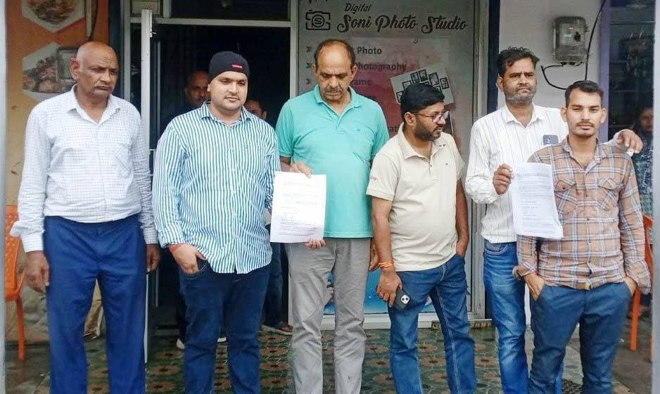 सिंगरौली कलेक्ट्रोरेट के सामने 40 दुकानों में चोरी
दो रात में चोरों ने दुकानों में बोला धाबा,एसी की कॉपर गैस पाइप, कम्प्रेसर, केबल पार
सिंगरौली: कलेक्ट्रोरेट के ठीक सामने, पुलिस अधीक्षक कार्यालय से महज कुछ दूरी पर स्थित कृषि उपज मंडी परिसर में चोरों ने करीब 40 दुकानों को निशाना बनाते हुये 4 लाख रूपये कीमत के सामग्री पार कर गये।
बताया जाता है कि अज्ञात चोरों ने दुकानों में लगे एयर कंडीशनरों की इंडोर और आउटडोर यूनिट को जोड़ने वाली कीमती कॉपर पाइप काटकर ले गए। वारदात के बाद मंडी परिसर में सुरक्षा व्यवस्था को लेकर व्यापारियों में नाराजगी है। जानकारी के अनुसार चोरों ने मंडी परिसर की कई दुकानों को निशाना बनाया। एयर कंडीशनरों की कॉपर पाइप काटने के साथ अन्य सामानो में कम्प्रेसर गैस, कॉपर केबल को भी नुकसान पहुंचाया गया। खास बात यह है कि चोरी के लिए चोरों को कई स्थानों पर पाइप काटने और सामान निकालने में पर्याप्त समय लगा होगा। इसके बावजूद पुलिस की नियमित गश्त के दौरान किसी तरह की भनक नहीं लगना अपने आप में बड़ा सवाल है। सबसे गंभीर पहलू यह है कि वारदात जिला पुलिस के सबसे महत्वपूर्ण कार्यालय से कुछ ही दूरी पर हुई। यहां बताते चले कि कोतवाली क्षेत्र बैढ़न में पिछले तीन वर्षो से कबाड़ चोरों का आतंक है। अम्बेडकर चौक व्यावसायिक प्लाजा की एक सैकड़ा से अधिक दुकान के शटरों को पार कर दिया। कोतवाली पुलिस अनजान बनी रही। जबकि थाना से प्लाजा की दूरी महज 300 मीटर है। इसी तरह अन्य कई स्थानों में कबाड़ चोर गिरोह सक्रिय है। कोतवाली प्रभारी पिछले एक पखवाड़े के अधिक समय से अवकाश पर हैं। हालांकि उनका डीएसपी के पद पर प्रमोशन हो चुका है। कुल मिलाकर कोतवाली निरीक्षक विहीन है। ऐसे में टू-आईसी के बातों को अन्य पुलिस कर्मी कितना तरजीह देते होंगे, यह महज अंदाजा लगाया जा सकता है। कोतवाली में कुछ ऐसे पुलिस कर्मी हैं, तो अपने आप को सर्वोपरि मानते हैं। हालांकि पुलिस का कहना है कि चोरों को जल्द ही पकड़ लिया जाएगा।
इन दुकानों में चोरों ने बोला धाबा
कृषि उपजमंडी के दुकानों में मुख्य रूप से उत्तम ऑनलाइन, प्रकाश एसोशिएट, गौतम इन्टरप्राइजेज, ओमप्रकाश, शारदा ऑनलाइन, कृष्णा ऑनलाइन, योगेश कुमार शुक्ला, अख्तर ऑनलाइन, रामप्रकाश, रवि, आसुतोष ऑनलाइन, ंसंदीप शाह, भरत ऑनलाइन, प्रणव ऑनलाइन, ओम ऑनलाइन, रूद्र ऑनलाइन, शक्ति मेडिकल स्टोर, अब्दुल हमीद, निरज किराना स्टोर, अब्दुल अकीम, राजेश्वरी प्रसाद दुबे, सीए अभिमन्यू समेत अन्य दुकानों के एयर कंडीशनर का कॉपर गैस पाइप, कम्प्रेसर गैस व अन्य चोरो ने पार किया है। दुकानदारों में इस मामले को लेकर भारी नाराजगी है।
पुलिस के साथ मंडी सचिव से शिकायत
कलेक्ट्रोरेट के सामने कृषि उपजमंडी परिसर में स्वत्व एवं किराए पर दुकाने लेकर यहां कारोबारी अपना व्यवसाय कर रहे हैं। दो रात में अज्ञात चोरों ने दुकानों में धाबा बोलते हुये एसी की सामग्री को पार कर गये। दुकानदारों ने सुरक्षा व्यवस्था एवं पुलिस के गस्त पर सवाल खड़ा करते हुये कृषि उपजमंडी के समिति सिंगरौली के सचिव से भी लिखित शिकायत की है और कहा है कि यहां सुरक्षा व्यवस्था की जाए और चोरों का भी पतासाजी कराकर कार्रवाई की जाए।