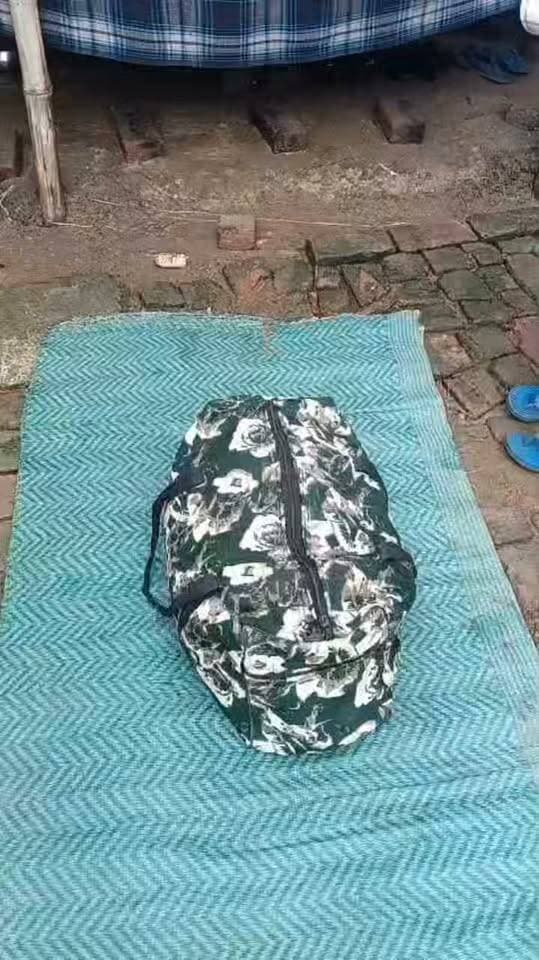 किसी का बैग अगर छुटा हो तो वह इनसे संपर्क कर सकता है यह एक टेंपो चालाक है अनिल कुमार सेवक ग्राम उधरनपुर रेवतीपुर बैग इनके पास है मो 9140582173