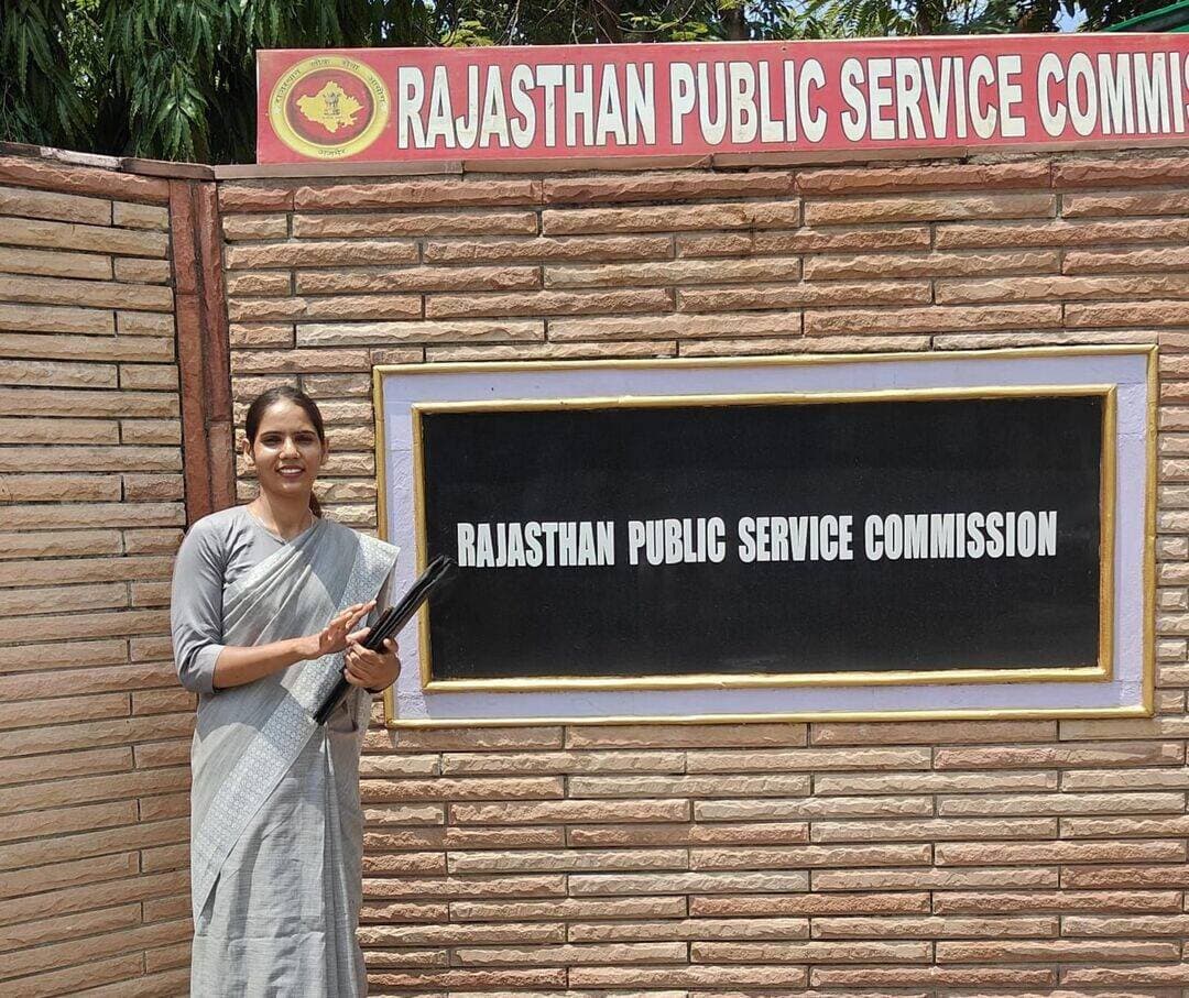 भारती जांगिड़ ने RPSC सहायक आचार्य (जूलॉजी) में हासिल की 7वीं रैंक
अनूपगढ़। अनूपगढ़ निवासी भारती जांगिड़, पुत्री श्री विनोद कुमार जांगिड़, ने अपनी मेहनत और दृढ़ संकल्प के बल पर राजस्थान लोक सेवा आयोग (RPSC) की सहायक आचार्य (Assistant Professor) जूलॉजी भर्ती में शानदार सफलता प्राप्त करते हुए राज्य स्तर पर 7वीं रैंक हासिल की है।
भारती जांगिड़ ने अपनी स्नातकोत्तर (Master's) एवं पीएच.डी. की शिक्षा डूंगर कॉलेज, बीकानेर से प्राप्त की है। सीमित संसाधनों के बावजूद निरंतर मेहनत और लक्ष्य के प्रति समर्पण ने उन्हें यह महत्वपूर्ण सफलता दिलाई।
भारती के पिता **श्री विनोद कुमार जांगिड़ कारपेंटर **का कार्य करते हैं, जबकि उनकी माता गृहिणी हैं। साधारण पारिवारिक पृष्ठभूमि से निकलकर राज्य स्तर पर 7वीं रैंक प्राप्त करना भारती की मेहनत, लगन और संघर्ष की प्रेरणादायक कहानी है।
भारती की इस उपलब्धि से परिवार में खुशी का माहौल है और क्षेत्रवासियों में भी गर्व की भावना है। परिवार, रिश्तेदारों, मित्रों एवं शुभचिंतकों ने उन्हें इस शानदार सफलता पर बधाई देते हुए उनके उज्ज्वल भविष्य की कामना की है।
RPSC सहायक आचार्य (जूलॉजी) में 7वीं रैंक प्राप्त कर भारती जांगिड़ ने न केवल अपने माता-पिता का नाम रोशन किया है, बल्कि अनूपगढ़ एवं गंगानगर क्षेत्र के युवाओं के लिए भी प्रेरणा प्रस्तुत की है।