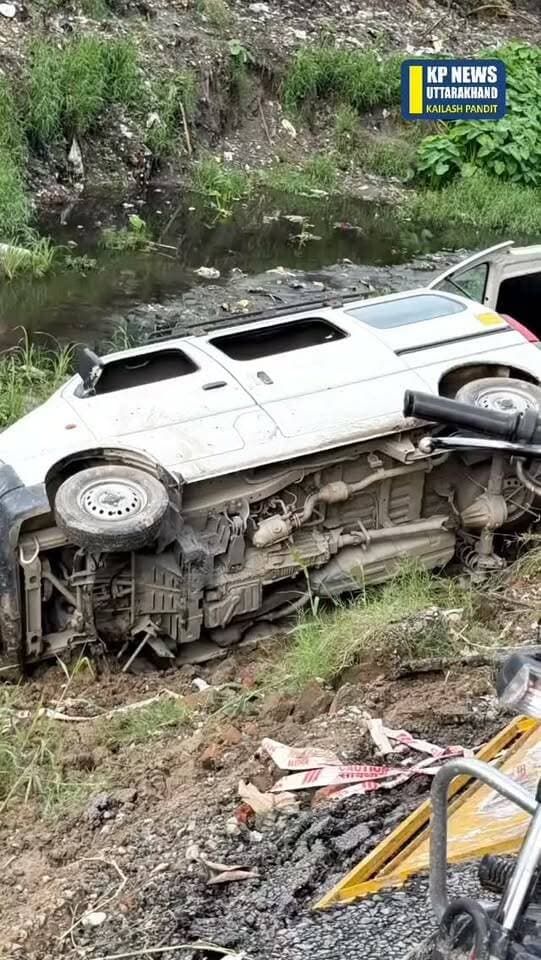 किच्छा राइट पहा नहर लिंक मार्ग क्षतिग्रस्त कार पलटी