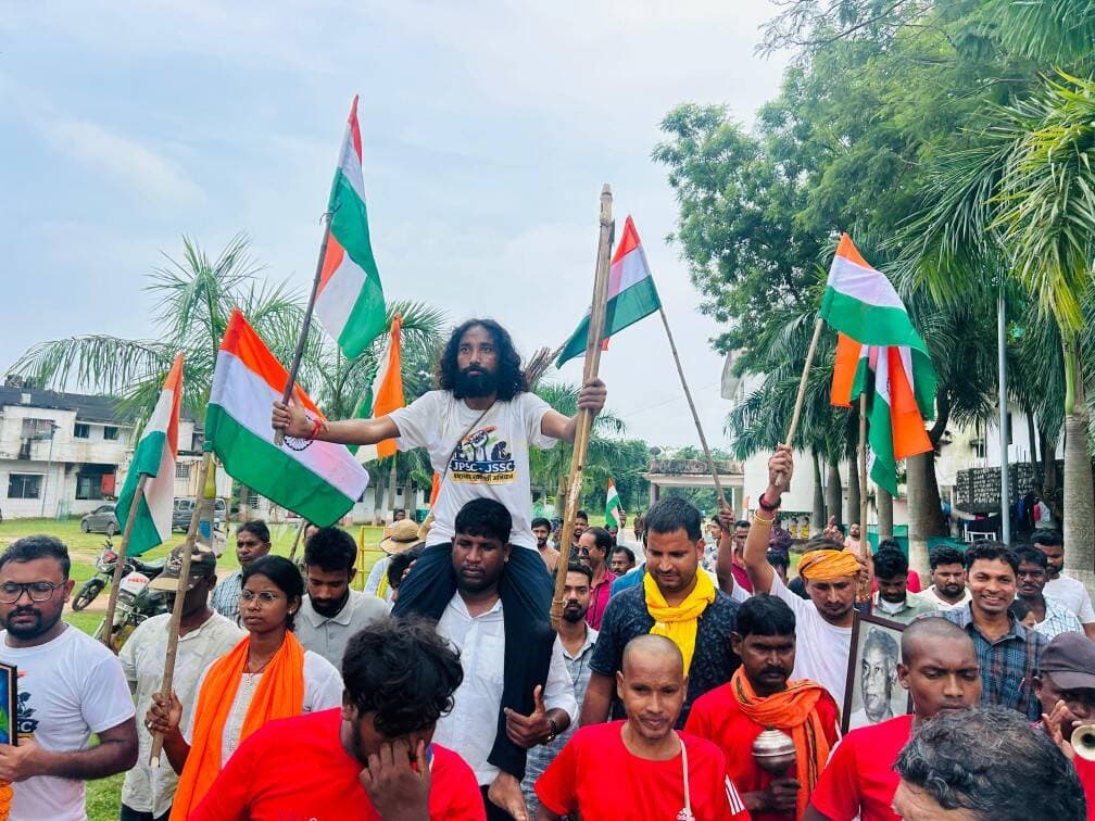 भर्ती व्यवस्था सुधार यात्रा का 10वां दिन, पंच परगना पहुंची छात्र यात्रा
#रांची: झारखंड में भर्ती व्यवस्था में सुधार की मांग को लेकर चल रही ‘भर्ती व्यवस्था सुधार यात्रा’ बुधवार को अपने 10वें दिन पंच परगना क्षेत्र पहुंची। छात्र नेता देवेंद्र नाथ महतो के नेतृत्व में यात्रा के दौरान छात्रों और आम लोगों से जनसंपर्क किया गया।
यात्रा की शुरुआत सिल्ली के झारखंड मोड़ स्थित शहीद निर्मल महतो की प्रतिमा पर माल्यार्पण कर हुई। इसके बाद टीम ने बुंडू मोड़, बंता चौक, पतराहातु, सोनाहातू बाजारटांड़, जमुदाग और जाडैया चौक समेत कई इलाकों का दौरा किया।
इस दौरान छात्रों को नियुक्ति प्रक्रिया में कथित गड़बड़ी और अनियमितताओं के बारे में जानकारी दी गई और भर्ती व्यवस्था में पारदर्शिता की मांग को लेकर जागरूक किया गया।
देवेंद्र नाथ महतो ने कहा कि पंच परगना क्षेत्र में छात्रों और आम लोगों का यात्रा को अच्छा समर्थन मिल रहा है। उन्होंने सरकार से नियुक्ति प्रक्रिया को पारदर्शी और निष्पक्ष बनाने की मांग की। उन्होंने कहा कि युवाओं के हित में ठोस व्यवस्था होने तक छात्रों की आवाज उठती रहेगी।
यात्रा में बड़ी संख्या में छात्र, अभिभावक और स्थानीय लोग शामिल हुए। आयोजकों के अनुसार, गुरुवार को भर्ती व्यवस्था सुधार यात्रा कोल्हान क्षेत्र में प्रवेश करेगी।
#भर्तीव्यवस्थासुधारयात्रा #देवेंद्रनाथमहतो #JharkhandNews #RanchiNews #StudentProtest #JharkhandStudents #भर्ती #नियुक्ति #युवाओंकीआवाज #छात्रआंदोलन #Silli #Bundu #Sonahatu #Kolhan #JharkhandNewsToday #BreakingNews #ViralNews #TrendingNews