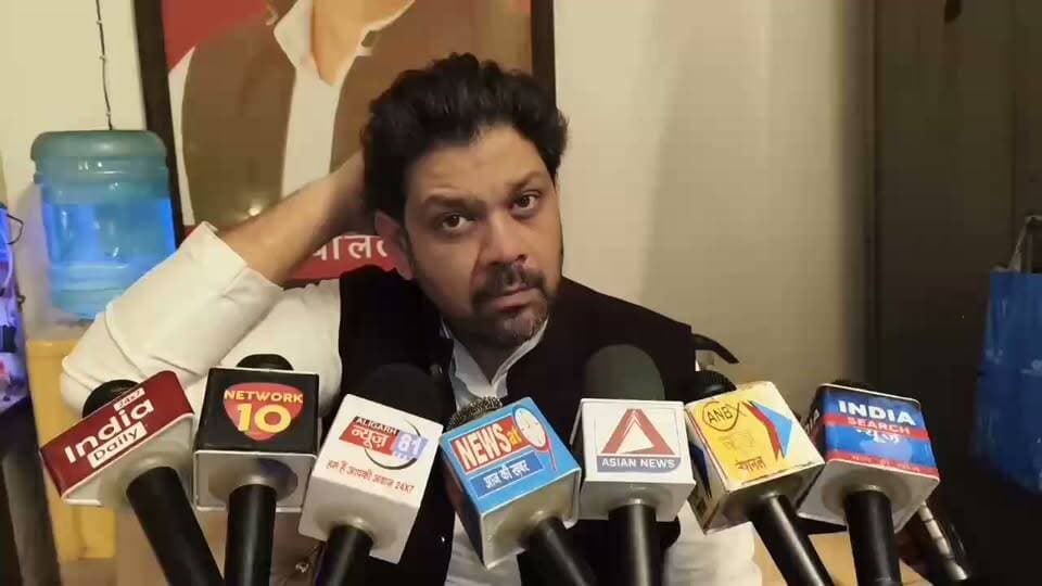 #अलीगढ़ CMO कार्यालय बना ‘किला’! मीडिया की एंट्री पर रोक से सपा नेता अज्जू इशहाक भड़के, बोले- अंदर जाएंगे तो खुलेंगी कमियां, निजी अस्पताल रजिस्ट्रेशन में कथित रिश्वत के आरोपों पर कार्रवाई की मांग!
#AligarhNews #CMOOffice #AjjuIshaq #MediaEntryBan #UttarPradeshNews