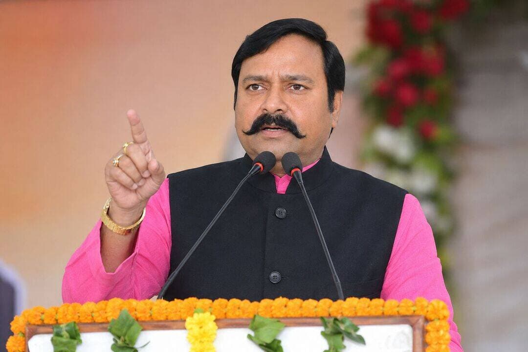 मिश्रिख सांसद अशोक रावत का हरदोई दौरा आज, कार्यकर्ताओं से संवाद के साथ कई बैठकों और भूमि पूजन कार्यक्रम में होंगे शामिल
हरदोई। मिश्रिख लोकसभा क्षेत्र से भाजपा सांसद एवं प्रदेश अध्यक्ष, भाजपा अनुसूचित मोर्चा अशोक कुमार रावत आज 3 सितंबर को हरदोई के एक दिवसीय दौरे पर रहेंगे। इस दौरान वह पार्टी कार्यकर्ताओं से मुलाकात करने के साथ बूथ एवं मंडल स्तरीय बैठकों में शामिल होंगे। इसके अलावा भूमि पूजन कार्यक्रम में भी शिरकत करेंगे।
अधिकृत कार्यक्रम के अनुसार सांसद सुबह 9 बजे लखनऊ स्थित अपने निजी आवास से आगरा एक्सप्रेसवे के रास्ते हरदोई के लिए रवाना होंगे। करीब 10 बजे वह गंगा एक्सप्रेसवे के मल्लावां कट पर पार्टी कार्यकर्ताओं से मुलाकात करेंगे। इसके बाद 10:15 बजे सेलिब्रेशन गेस्ट हाउस, मल्लावां में आयोजित बूथ समिति की बैठक में शामिल होंगे।
इसके बाद सांसद सुबह 11:30 बजे माधौगंज चौराहे पर कार्यकर्ताओं से भेंट करेंगे। 11:40 बजे वह रुईयागढ़ी स्थित अमर सेनानी राजा नरपति सिंह स्मारक संस्थान में आयोजित भूमि पूजन कार्यक्रम में शामिल होंगे।
दोपहर के सत्र में सांसद बिलग्राम नगर बॉर्डर पर कार्यकर्ताओं से मुलाकात करने के बाद रघुनाथ पैलेस, बिलग्राम नगर में आयोजित मंडल स्तरीय बैठक में हिस्सा लेंगे और कार्यकर्ताओं को संबोधित करेंगे।
निर्धारित कार्यक्रमों के समापन के बाद सांसद अशोक कुमार रावत लखनऊ के लिए रवाना होंगे। सांसद के दौरे को लेकर स्थानीय भाजपा कार्यकर्ताओं और पदाधिकारियों में उत्साह है।