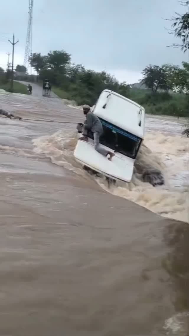 बारिश में ‘मौत के रास्ते’ पर दौड़े वाहन: जैतवारा में बस फंसी, बड़ेरा रपटे में बोलेरो पलटने से बची
सतना। लगातार बारिश के बीच जिले में नदी-नाले उफान पर हैं और प्रशासन जलभराव वाले पुल-पुलिया, रपटों व अंडरब्रिज से आवागमन नहीं करने की अपील कर रहा है, इसके बावजूद बुधवार को दो अलग-अलग घटनाओं में लापरवाही सामने आई। दोपहर करीब 1:30 बजे कोठी से बिरसिंहपुर जा रही गैबीनाथ ट्रेवल्स की बस जैतवारा अंडरब्रिज में पानी के बीच फंस गई। बस में करीब 18-20 यात्री सवार थे, जिन्हें घबराहट के बीच जैतवारा नगर परिषद के सीएमओ और थाना प्रभारी अजय सिंह पुलिस बल के साथ मौके पर पहुंचकर सुरक्षित बाहर निकाल ले गए। समाचार लिखे जाने तक बस अंडरब्रिज में फंसी थी और चालक के खिलाफ कार्रवाई की प्रक्रिया शुरू कर दी गई थी। वहीं, सभापुर थाना क्षेत्र के बड़ेरा-करौंदी मार्ग पर शाम करीब 5 बजे बिरसिंहपुर से यूपी जा रही बोलेरो चालक ने ग्रामीणों की चेतावनी के बावजूद उफनते बरसाती नाले का रपटा प�