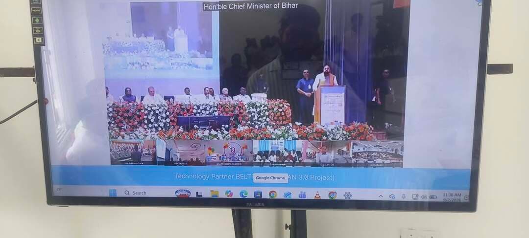 जिला जनसंपर्क कार्यालय, मधेपुरा
*प्रेस विज्ञप्ति*
दिनांक : 02 सितंबर 2026
‘ *जाँच एवं उपचार—चिकित्सा आपके द्वार’ अभियान का शुभारंभ*
*घर-घर स्वास्थ्य स्क्रीनिंग से गैर-संचारी रोगों की समय पर पहचान एवं उपचार पर जोर*
मधेपुरा, 02 सितंबर 2026। बिहार सरकार, स्वास्थ्य विभाग द्वारा राज्य के सभी 38 जिलों में 02 सितंबर से 30 नवंबर 2026 तक ‘जाँच एवं उपचार—चिकित्सा आपके द्वार अभियान’ संचालित किया जा रहा है। अभियान का शुभारंभ आज पूर्वाह्न 11 बजे ऊर्जा ऑडिटोरियम, राजवंशी नगर, पटना में माननीय मुख्यमंत्री, बिहार श्री सम्राट चौधरी द्वारा किया गया। इस अवसर पर 38 जिलों के लिए जागरूकता रथों को भी हरी झंडी दिखाकर रवाना किया गया।
*वरिष्ठ अधिकारियों की गरिमामयी उपस्थिति में हुआ शुभारंभ*
शुभारंभ समारोह में अति विशिष्ट अतिथि के रूप में माननीय उपमुख्यमंत्री, बिहार श्री विजय कुमार चौधरी एवं माननीय उपमुख्यमंत्री, बिहार श्री बिजेन्द्र प्रसाद यादव उपस्थित रहे। कार्यक्रम की अध्यक्षता माननीय स्वास्थ्य मंत्री, बिहार श्री निशांत द्वारा की गई।
*मधेपुरा में भी आज से शुरू हुआ अभियान*
जिलाधिकारी, मधेपुरा श्री अभिषेक रंजन, भा०प्र०से० ने बताया कि जिले में भी अभियान का विधिवत शुभारंभ हो गया है। अभियान का मुख्य उद्देश्य लोगों को उनके घर के समीप ही गैर-संचारी रोगों की समय पर पहचान, आवश्यक परामर्श, जाँच एवं उपचार की सुविधा उपलब्ध कराना है।
स्वास्थ्य कर्मियों द्वारा घर-घर जाकर लोगों की स्क्रीनिंग एवं स्वास्थ्य परामर्श किया जाएगा। आवश्यकता के अनुसार मरीजों को जिला अस्पताल सहित विभिन्न स्वास्थ्य संस्थानों एवं आयुष्मान आरोग्य मंदिर तक उपचार एवं आवश्यक चिकित्सा सेवाओं के लिए रेफर किया जाएगा।
*इन प्रमुख बीमारियों की होगी निःशुल्क स्क्रीनिंग*
अभियान के तहत नागरिकों को निम्नलिखित स्वास्थ्य सेवाएँ निःशुल्क उपलब्ध कराई जाएंगी—
- मधुमेह (डायबिटीज) की स्क्रीनिंग
- रक्तचाप की जाँच
- सामान्य कैंसर की स्क्रीनिंग
- हृदय रोग की स्क्रीनिंग
- सांस एवं फेफड़ों से संबंधित रोगों की स्क्रीनिंग
- फैटी लिवर की स्क्रीनिंग
- 30 वर्ष से अधिक आयु के नागरिकों की स्वास्थ्य जाँच
*समय पर जाँच—स्वस्थ जीवन की मजबूत नींव*
जिलाधिकारी ने कहा कि गैर-संचारी रोग अक्सर शुरुआती चरण में स्पष्ट लक्षण नहीं देते। ऐसे में नियमित स्वास्थ्य जाँच के माध्यम से इनकी समय रहते पहचान और उपचार संभव है। अभियान के माध्यम से स्वास्थ्य सेवाओं को आमजन के द्वार तक पहुँचाने का प्रयास किया जा रहा है।
उन्होंने सभी जिलावासियों से अपील की कि 30 वर्ष से अधिक आयु के प्रत्येक नागरिक नियमित रूप से अपनी स्वास्थ्य जाँच कराएँ, स्वास्थ्य कर्मियों द्वारा दी जा रही स्क्रीनिंग एवं परामर्श सेवाओं का लाभ उठाएँ तथा किसी भी स्वास्थ्य समस्या को नजरअंदाज न करें।
स्वस्थ नागरिक—स्वस्थ परिवार—स्वस्थ बिहार के संकल्प को साकार करने में जिले के सभी नागरिक अभियान में सक्रिय भागीदारी सुनिश्चित करें।
Information & Public Relations Department, Government of Bihar