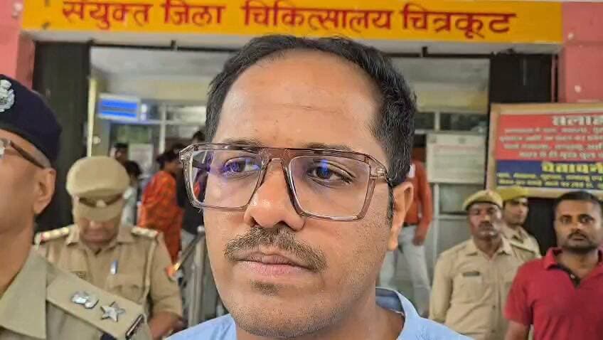 मूसलाधार बारिश के कारण कच्चा मकान गिरने से तीन लोगों की मृत्यु, जिलाधिकारी एवं पुलिस अधीक्षक ने जिला अस्पताल पहुंचकर घायलों का जाना हाल
चित्रकूट, 03 सितंबर 2026
जनपद में लगातार हो रही मूसलाधार बारिश के कारण विकासखंड कर्वी अंतर्गत ग्राम पंचायत बराछी में एक कच्चा मकान गिरने से एक ही परिवार के तीन सदस्यों की दुखद मृत्यु हो गई। हादसे में मकान स्वामी कल्लू यादव (32 वर्ष), पुत्र बब्बू यादव, उनके पांच वर्षीय पुत्र अंश तथा एक वर्षीय दुधमुंही बच्ची की मौके पर ही मृत्यु हो गई।
घटना में कल्लू यादव की पत्नी कुंता देवी (30 वर्ष) तथा उनकी चार वर्षीय पुत्री अंशिका घायल हो गईं, जिन्हें तत्काल उपचार हेतु जिला अस्पताल में भर्ती कराया गया।
घटना की जानकारी मिलते ही जिलाधिकारी श्री पुलकित गर्ग एवं पुलिस अधीक्षक श्री अरुण कुमार सिंह ने तत्काल संज्ञान लेते हुए जिला अस्पताल पहुंचकर घायलों का हालचाल जाना तथा चिकित्सकों से उनके स्वास्थ्य एवं उपचार की जानकारी ली।
जिलाधिकारी ने पीड़ित परिजनों को हर संभव सहायता एवं सहयोग का आश्वासन देते हुए कहा कि जिला प्रशासन द्वारा परिवार की आवश्यकताओं को ध्यान में रखते हुए हर संभव सहायता उपलब्ध कराई जाएगी। उन्होंने कहा कि पीड़ित परिवार के रहने के लिए आवास की व्यवस्था सुनिश्चित की जाएगी। साथ ही बच्चों की शिक्षा एवं पात्रता के अनुसार पेंशन सहित अन्य शासकीय योजनाओं का लाभ दिलाने के लिए आवश्यक कार्रवाई की जाएगी।
जिलाधिकारी ने जिला अस्पताल में उपस्थित चिकित्सकों को निर्देशित किया कि घायलों के उपचार में किसी भी प्रकार की कमी नहीं होनी चाहिए। उन्होंने चिकित्सकों को निर्देश दिए कि दोनों घायलों की विशेष निगरानी रखते हुए पूरी देखभाल एवं बेहतर चिकित्सा सुविधा उपलब्ध कराना सुनिश्चित करें।
जिला प्रशासन द्वारा घटना के संबंध में आवश्यक राहत एवं सहायता की कार्रवाई प्राथमिकता के आधार पर सुनिश्चित की जा रही है।