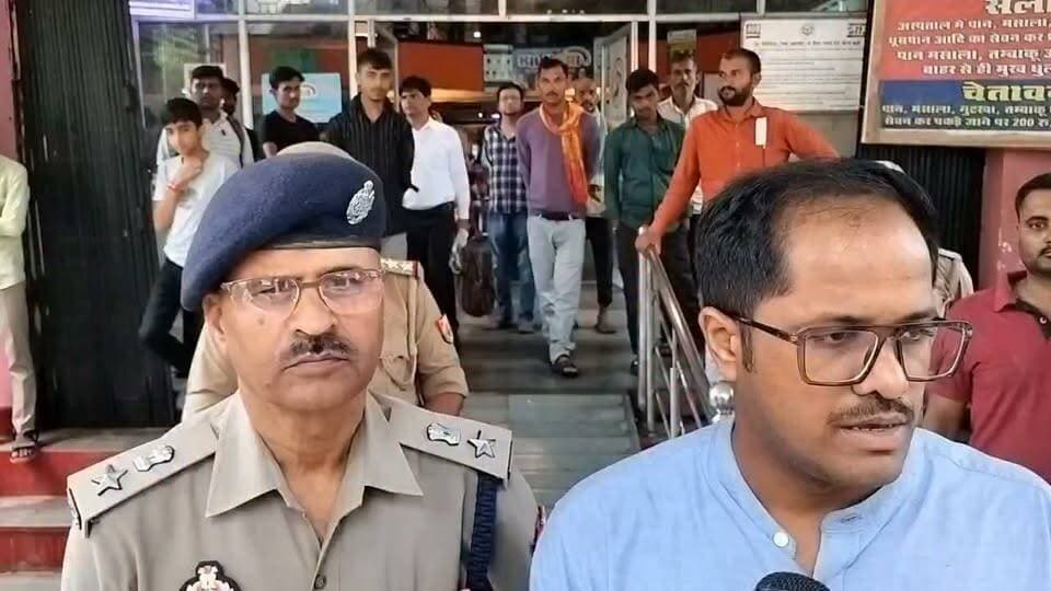 चित्रकूट। थाना कोतवाली कर्वी क्षेत्रान्तर्गत कच्ची दीवार गिरने से एक ही परिवार के 05 लोगों के दबने के संबंध में।
आज दिनांक 03.09.2026 को रात्रि लगभग 03:00 बजे पीआरवी 5568 द्वारा सूचना प्राप्त हुई कि ग्राम बाराछ, थाना कोतवाली कर्वी में एक मकान की दीवार गिर गई है।
*2. घटना स्थल:* ग्राम बाराछ, थाना कोतवाली कर्वी।
*3. घटना का कारण:* लगातार हो रही बारिश के कारण मिट्टी के कच्चे घर की दीवार का गिर जाना।
*4. पीड़ित परिवार का विवरण:* मलबे में एक ही परिवार के 05 लोग दब गए -
1. कल्लू पुत्र बब्बू, उम्र 32 वर्ष
2. कुंता पत्नी कल्लू
3. अंश पुत्र कल्लू, उम्र 05 वर्ष
4. आंशिक पुत्री कल्लू, उम्र 04 वर्ष
5. कल्ली पुत्री कल्लू, उम्र 1.5 वर्ष
*5. अब तक की गयी कार्यवाही:*
1. सभी घायलों को तत्काल ग्रामीणों व पुलिस की मदद से जिला अस्पताल भिजवाया गया।
2. जिला अस्पताल में डॉक्टरों द्वारा 03 लोगों को मृत घोषित किया गया - 1. कल्लू पुत्र बब्बू 2. अंश पुत्र कल्लू 3. कल्ली पुत्री कल्लू।
3. मृतकों के शवों को मॉर्चरी में रखवाया जा रहा है। पंचायतनामा की कार्यवाही प्रचलित है।
4. अन्य 02 घायलों का इलाज जिला अस्पताल में जारी है।