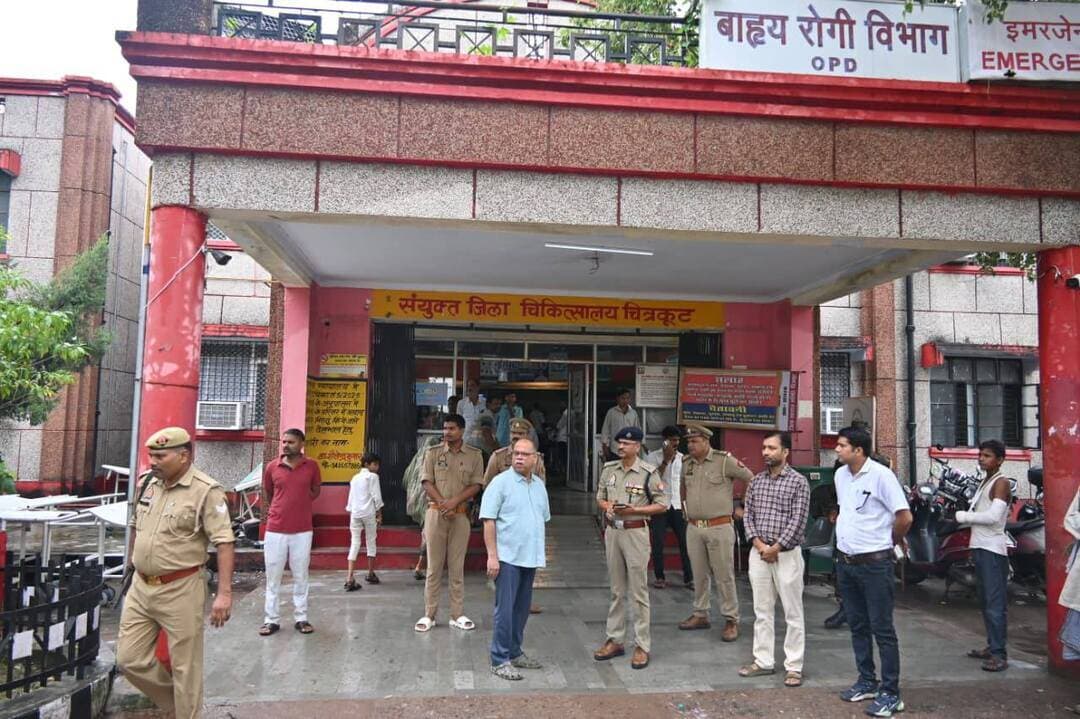 चित्रकूट। थाना कोतवाली कर्वी क्षेत्रान्तर्गत कच्ची दीवार गिरने से एक ही परिवार के 05 लोगों के दबने के संबंध में।
आज दिनांक 03.09.2026 को रात्रि लगभग 03:00 बजे पीआरवी 5568 द्वारा सूचना प्राप्त हुई कि ग्राम बाराछ, थाना कोतवाली कर्वी में एक मकान की दीवार गिर गई है।
*2. घटना स्थल:* ग्राम बाराछ, थाना कोतवाली कर्वी।
*3. घटना का कारण:* लगातार हो रही बारिश के कारण मिट्टी के कच्चे घर की दीवार का गिर जाना।
*4. पीड़ित परिवार का विवरण:* मलबे में एक ही परिवार के 05 लोग दब गए -
1. कल्लू पुत्र बब्बू, उम्र 32 वर्ष
2. कुंता पत्नी कल्लू
3. अंश पुत्र कल्लू, उम्र 05 वर्ष
4. आंशिक पुत्री कल्लू, उम्र 04 वर्ष
5. कल्ली पुत्री कल्लू, उम्र 1.5 वर्ष
*5. अब तक की गयी कार्यवाही:*
1. सभी घायलों को तत्काल ग्रामीणों व पुलिस की मदद से जिला अस्पताल भिजवाया गया।
2. जिला अस्पताल में डॉक्टरों द्वारा 03 लोगों को मृत घोषित किया गया - 1. कल्लू पुत्र बब्बू 2. अंश पुत्र कल्लू 3. कल्ली पुत्री कल्लू।
3. मृतकों के शवों को मॉर्चरी में रखवाया जा रहा है। पंचायतनामा की कार्यवाही प्रचलित है।
4. अन्य 02 घायलों का इलाज जिला अस्पताल में जारी है।