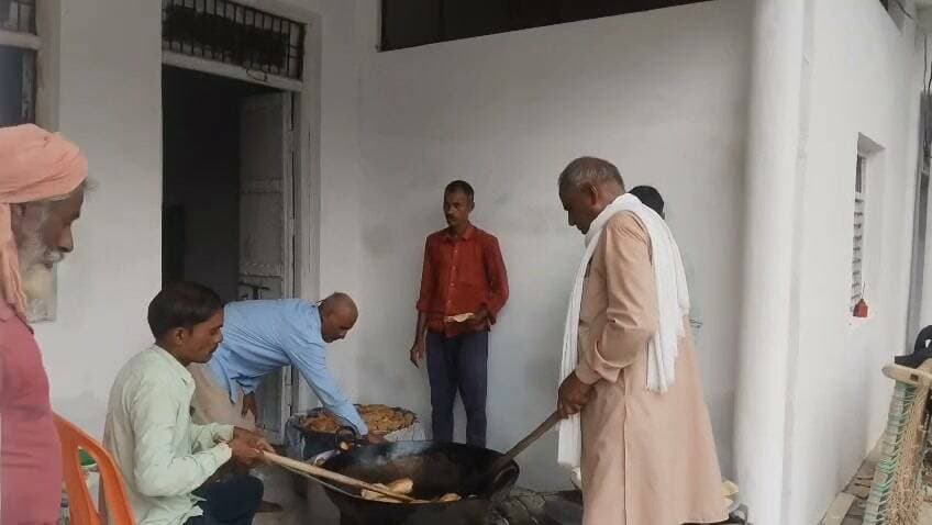 चित्रकूट में आई भीषण बाढ़ ने सैकड़ों परिवारों की जिंदगी को मुश्किलों में डाल दिया है। लेकिन इस आपदा के बीच इंसानियत की ऐसी मिसाल भी देखने को मिल रही है, जिसने हर किसी का दिल जीत लिया है।
विकासखंड पहाड़ी के ग्राम पंचायत चौरा में बाढ़ पीड़ित परिवारों की मदद के लिए कुचारम गांव निवासी पूर्व प्रधान गुलाब सिंह कुशवाहा, युवा समाजसेवी सतेन्द्र सिंह कुशवाहा उर्फ राजा कुशवाहा और कुचारम गांव के सैकड़ों महिला-पुरुष एकजुट होकर करीब 500 बाढ़ प्रभावित परिवारों को निशुल्क भोजन वितरित कर रहे हैं।
शायरी – 1
मुसीबत में जो हाथ थाम ले, वही अपना कहलाता है,
इंसानियत का असली चेहरा, संकट में ही नजर आता है।
अब आपको सीधे लिए चलते हैं मौके पर...
बाढ़ से प्रभावित परिवारों तक पूड़ी-सब्जी के लंच पैकेट पहुंचाए जा रहे हैं। सेवा में जुटे सभी लोग बिना किसी भेदभाव के जरूरतमंदों तक भोजन पहुंचाने का काम कर रहे हैं। ग्रामीणों का कहना है कि कठिन समय में यही सहयोग लोगों के चेहरे पर उम्मीद की मुस्कान ला रहा है।
शायरी – 2
न धन बड़ा, न नाम बड़ा,
सबसे बड़ा इंसान का काम बड़ा।
जो भूखे को भोजन दे दे,
उससे बढ़कर नहीं कोई धर्म बड़ा।
पूर्व प्रधान गुलाब सिंह कुशवाहा और युवा समाजसेवी सतेन्द्र सिंह कुशवाहा उर्फ राजा कुशवाहा ने कहा कि जब तक हालात सामान्य नहीं हो जाते, तब तक पीड़ित परिवारों की हरसंभव सहायता का प्रयास जारी रहेगा। इस सेवा कार्य में कुचारम गांव के सैकड़ों महिला-पुरुष भी पूरे उत्साह के साथ सहयोग कर रहे हैं।
शायरी – 3 (समापन)
सेवा का जो दीप जलाते हैं,
वही दिलों में घर बना जाते हैं।
मुश्किल घड़ी में जो साथ निभाएं,
वही सच्चे इंसान कहलाते हैं।
समापन:
चित्रकूट की इस आपदा में जहां एक ओर बाढ़ ने लोगों की जिंदगी प्रभावित की है, वहीं दूसरी ओर समाजसेवियों और ग्रामीणों की यह सेवा भावना उम्मीद की नई मिसाल बनकर सामने आई है।
कैमरामैन के साथ, दिनेश सिंह कुशवाहा,
News11 India TV, चित्रकूट।