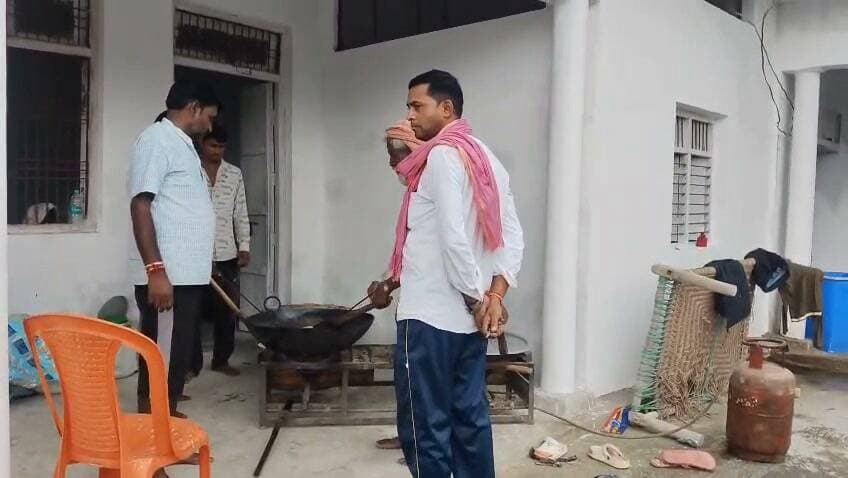चित्रकूट में आई भीषण बाढ़ ने सैकड़ों परिवारों की जिंदगी को मुश्किलों में डाल दिया है। लेकिन इस आपदा के बीच इंसानियत की ऐसी मिसाल भी देखने को मिल रही है, जिसने हर किसी का दिल जीत लिया है।
विकासखंड पहाड़ी के ग्राम पंचायत चौरा में बाढ़ पीड़ित परिवारों की मदद के लिए कुचारम गांव निवासी पूर्व प्रधान गुलाब सिंह कुशवाहा, युवा समाजसेवी सतेन्द्र सिंह कुशवाहा उर्फ राजा कुशवाहा और कुचारम गांव के सैकड़ों महिला-पुरुष एकजुट होकर करीब 500 बाढ़ प्रभावित परिवारों को निशुल्क भोजन वितरित कर रहे हैं।
शायरी – 1
मुसीबत में जो हाथ थाम ले, वही अपना कहलाता है,
इंसानियत का असली चेहरा, संकट में ही नजर आता है।
अब आपको सीधे लिए चलते हैं मौके पर...
बाढ़ से प्रभावित परिवारों तक पूड़ी-सब्जी के लंच पैकेट पहुंचाए जा रहे हैं। सेवा में जुटे सभी लोग बिना किसी भेदभाव के जरूरतमंदों तक भोजन पहुंचाने का काम कर रहे हैं। ग्रामीणों का कहना है कि कठिन समय में यही सहयोग लोगों के चेहरे पर उम्मीद की मुस्कान ला रहा है।
शायरी – 2
न धन बड़ा, न नाम बड़ा,
सबसे बड़ा इंसान का काम बड़ा।
जो भूखे को भोजन दे दे,
उससे बढ़कर नहीं कोई धर्म बड़ा।
पूर्व प्रधान गुलाब सिंह कुशवाहा और युवा समाजसेवी सतेन्द्र सिंह कुशवाहा उर्फ राजा कुशवाहा ने कहा कि जब तक हालात सामान्य नहीं हो जाते, तब तक पीड़ित परिवारों की हरसंभव सहायता का प्रयास जारी रहेगा। इस सेवा कार्य में कुचारम गांव के सैकड़ों महिला-पुरुष भी पूरे उत्साह के साथ सहयोग कर रहे हैं।
शायरी – 3 (समापन)
सेवा का जो दीप जलाते हैं,
वही दिलों में घर बना जाते हैं।
मुश्किल घड़ी में जो साथ निभाएं,
वही सच्चे इंसान कहलाते हैं।
समापन:
चित्रकूट की इस आपदा में जहां एक ओर बाढ़ ने लोगों की जिंदगी प्रभावित की है, वहीं दूसरी ओर समाजसेवियों और ग्रामीणों की यह सेवा भावना उम्मीद की नई मिसाल बनकर सामने आई है।
कैमरामैन के साथ, दिनेश सिंह कुशवाहा,
News11 India TV, चित्रकूट।