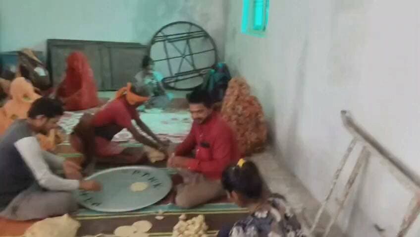 चित्रकूट में आई भीषण बाढ़ ने सैकड़ों परिवारों की जिंदगी को मुश्किलों में डाल दिया है। लेकिन इस आपदा के बीच इंसानियत की ऐसी मिसाल भी देखने को मिल रही है, जिसने हर किसी का दिल जीत लिया है।
विकासखंड पहाड़ी के ग्राम पंचायत चौरा में बाढ़ पीड़ित परिवारों की मदद के लिए कुचारम गांव निवासी पूर्व प्रधान गुलाब सिंह कुशवाहा, युवा समाजसेवी सतेन्द्र सिंह कुशवाहा उर्फ राजा कुशवाहा और कुचारम गांव के सैकड़ों महिला-पुरुष एकजुट होकर करीब 500 बाढ़ प्रभावित परिवारों को निशुल्क भोजन वितरित कर रहे हैं।
शायरी – 1
मुसीबत में जो हाथ थाम ले, वही अपना कहलाता है,
इंसानियत का असली चेहरा, संकट में ही नजर आता है।
अब आपको सीधे लिए चलते हैं मौके पर...
बाढ़ से प्रभावित परिवारों तक पूड़ी-सब्जी के लंच पैकेट पहुंचाए जा रहे हैं। सेवा में जुटे सभी लोग बिना किसी भेदभाव के जरूरतमंदों तक भोजन पहुंचाने का काम कर रहे हैं। ग्रामीणों का कहना है कि कठिन समय में यही सहयोग लोगों के चेहरे पर उम्मीद की मुस्कान ला रहा है।
शायरी – 2
न धन बड़ा, न नाम बड़ा,
सबसे बड़ा इंसान का काम बड़ा।
जो भूखे को भोजन दे दे,
उससे बढ़कर नहीं कोई धर्म बड़ा।
पूर्व प्रधान गुलाब सिंह कुशवाहा और युवा समाजसेवी सतेन्द्र सिंह कुशवाहा उर्फ राजा कुशवाहा ने कहा कि जब तक हालात सामान्य नहीं हो जाते, तब तक पीड़ित परिवारों की हरसंभव सहायता का प्रयास जारी रहेगा। इस सेवा कार्य में कुचारम गांव के सैकड़ों महिला-पुरुष भी पूरे उत्साह के साथ सहयोग कर रहे हैं।
शायरी – 3 (समापन)
सेवा का जो दीप जलाते हैं,
वही दिलों में घर बना जाते हैं।
मुश्किल घड़ी में जो साथ निभाएं,
वही सच्चे इंसान कहलाते हैं।
समापन:
चित्रकूट की इस आपदा में जहां एक ओर बाढ़ ने लोगों की जिंदगी प्रभावित की है, वहीं दूसरी ओर समाजसेवियों और ग्रामीणों की यह सेवा भावना उम्मीद की नई मिसाल बनकर सामने आई है।
कैमरामैन के साथ, दिनेश सिंह कुशवाहा,
News11 India TV, चित्रकूट।