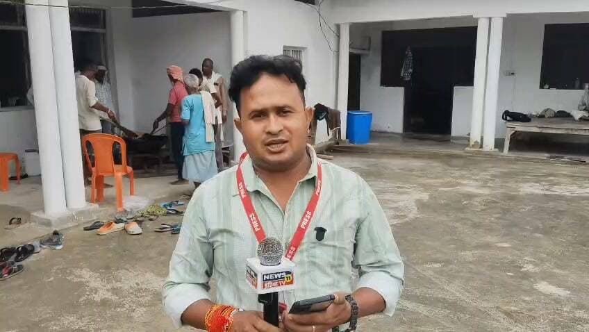 चित्रकूट में आई भीषण बाढ़ ने सैकड़ों परिवारों की जिंदगी को मुश्किलों में डाल दिया है। लेकिन इस आपदा के बीच इंसानियत की ऐसी मिसाल भी देखने को मिल रही है, जिसने हर किसी का दिल जीत लिया है।
विकासखंड पहाड़ी के ग्राम पंचायत चौरा में बाढ़ पीड़ित परिवारों की मदद के लिए कुचारम गांव निवासी पूर्व प्रधान गुलाब सिंह कुशवाहा, युवा समाजसेवी सतेन्द्र सिंह कुशवाहा उर्फ राजा कुशवाहा और कुचारम गांव के सैकड़ों महिला-पुरुष एकजुट होकर करीब 500 बाढ़ प्रभावित परिवारों को निशुल्क भोजन वितरित कर रहे हैं।
शायरी – 1
मुसीबत में जो हाथ थाम ले, वही अपना कहलाता है,
इंसानियत का असली चेहरा, संकट में ही नजर आता है।
अब आपको सीधे लिए चलते हैं मौके पर...
बाढ़ से प्रभावित परिवारों तक पूड़ी-सब्जी के लंच पैकेट पहुंचाए जा रहे हैं। सेवा में जुटे सभी लोग बिना किसी भेदभाव के जरूरतमंदों तक भोजन पहुंचाने का काम कर रहे हैं। ग्रामीणों का कहना है कि कठिन समय में यही सहयोग लोगों के चेहरे पर उम्मीद की मुस्कान ला रहा है।
शायरी – 2
न धन बड़ा, न नाम बड़ा,
सबसे बड़ा इंसान का काम बड़ा।
जो भूखे को भोजन दे दे,
उससे बढ़कर नहीं कोई धर्म बड़ा।
पूर्व प्रधान गुलाब सिंह कुशवाहा और युवा समाजसेवी सतेन्द्र सिंह कुशवाहा उर्फ राजा कुशवाहा ने कहा कि जब तक हालात सामान्य नहीं हो जाते, तब तक पीड़ित परिवारों की हरसंभव सहायता का प्रयास जारी रहेगा। इस सेवा कार्य में कुचारम गांव के सैकड़ों महिला-पुरुष भी पूरे उत्साह के साथ सहयोग कर रहे हैं।
शायरी – 3 (समापन)
सेवा का जो दीप जलाते हैं,
वही दिलों में घर बना जाते हैं।
मुश्किल घड़ी में जो साथ निभाएं,
वही सच्चे इंसान कहलाते हैं।
समापन:
चित्रकूट की इस आपदा में जहां एक ओर बाढ़ ने लोगों की जिंदगी प्रभावित की है, वहीं दूसरी ओर समाजसेवियों और ग्रामीणों की यह सेवा भावना उम्मीद की नई मिसाल बनकर सामने आई है।
कैमरामैन के साथ, दिनेश सिंह कुशवाहा,
News11 India TV, चित्रकूट।