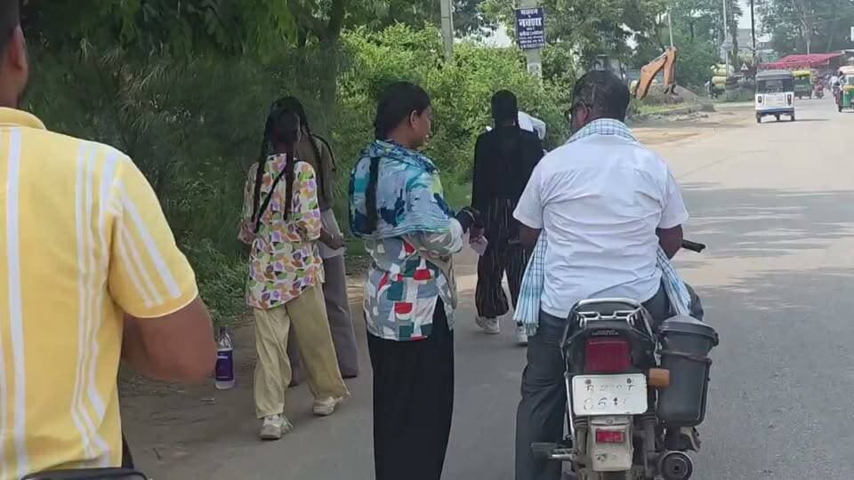 सड़क पर लोगों को रुकवाकर पैसा तसील रही थी लड़कियां, viral पत्रकार ने लगाई फटकार तो निकल लिए। #biharkhabar #khabarbihar #newsupdate #shorts #follower #followmeonfacebook #shortsvideos