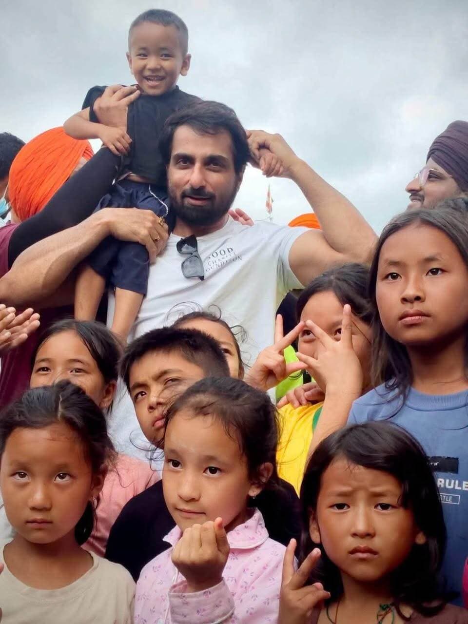 NEPAL 'ਚ ਹੜ ਪੀੜਤਾਂ ਦੀ ਮਦਦ ਲਈ ਅੱਗੇ ਆਏ REAL HERO ਸੋਨੂ ਸੂਦ | #nepal #SonuSood #photos #jaipunjab #punjabi #helpingothers