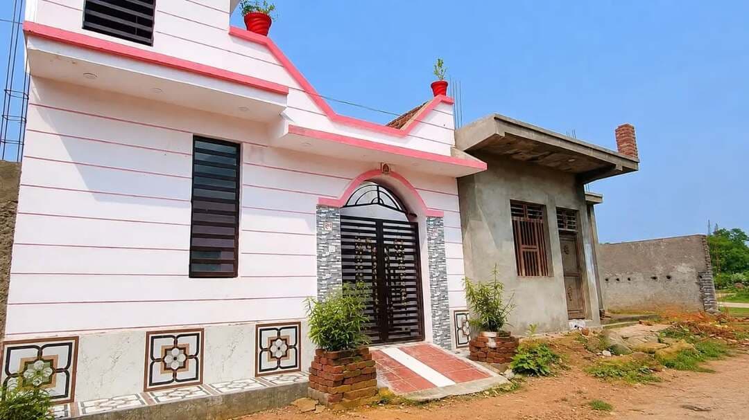 मेरे लिए किसी चमत्कार से कम नहीं पक्का घर : कृष्णा विश्वकर्मा
बचपन में सिर से उठा मम्मी-पापा का साया, अब पक्की छत के नीचे संवर रहा कृष्णा का भविष्य
केन-बेतवा लिंक परियोजना से पूरे हो रहे सपने, कल तक मिट्टी की दीवारों में रहने वाला कृष्णा आज अपने घर का मालिक
कृष्णा ने कहा पुनर्वास और मुआवजे ने नई जिंदगी शुरू करने का आत्मविश्वास भी दिया
------
कभी मिट्टी की दीवारों से घिरे छोटे से घर में जिंदगी गुजर रही थी। सिर पर पक्की छत हो, अपना घर हो और जिंदगी को बेहतर बनाने के लिए कोई रोजगार हो। ये सपने ग्राम पलकौन्हा निवासी कृष्णा विश्वकर्मा ने देखे तो जरूर थे, लेकिन उन्हें पूरा करने की उम्मीद बहुत कम थी।
बचपन में ही माता-पिता का साथ छूट गया। जिंदगी की जिम्मेदारियां कम उम्र में ही सामने आ गईं और भविष्य अंधकारमय नजर आने लगा। जंगल में बसे गांव में सुविधाओं का अभाव था। गांव में मोबाइल नेटवर्क तक नहीं आता था। किसी से जरूरी बात करने के लिए भी परेशानी होती थी। पढ़ाई का सपना था, लेकिन परिस्थितियां ऐसी बनीं कि कृष्णा कक्षा आठवीं तक ही पढ़ सके।
कृष्णा कहते हैं मैंने कभी सपने में भी नहीं सोचा था कि एक दिन मेरा अपना पक्का घर होगा। मेरे लिए यह किसी चमत्कार से कम नहीं है। केन-बेतवा लिंक परियोजना के तहत मिले पुनर्वास पैकेज और मकान की राशि ने कृष्णा की जिंदगी में नई उम्मीद जगाई। 17 लाख 56 हजार 458 रुपये की राशि प्राप्त होने के बाद कृष्णा ने सबसे पहले अपने लिए ग्राम बमीठा में सर्वसुविधायुक्त एक पक्का मकान खरीदा। अब मिट्टी की दीवारों और असुरक्षित छत की जगह उनके पास अपना पक्का घर है।
कृष्णा के लिए यह सिर्फ एक मकान नहीं, बल्कि सुरक्षित और सम्मानजनक भविष्य की शुरुआत है। वह मिले हुए पैसे का उपयोग केवल अपनी जरूरतों तक सीमित नहीं रखना चाहते। अपने भविष्य को मजबूत बनाने के लिए कृष्णा अब एलएनटी मशीन चलाना सीख रहे हैं, ताकि हुनर के दम पर रोजगार हासिल कर सकें और आत्मनिर्भर बन सकें।
कृष्णा बताते हैं कि पहले गांव में कनेक्टिविटी और सुविधाओं का अभाव उनके सामने बड़ी चुनौती था। आज परिस्थितियां बदल रही हैं और उनके जीवन में भी बदलाव दिखाई दे रहा है।
एक समय जिन आंखों में पक्के घर का सपना भी अधूरा लगता था, आज उन्हीं आंखों में अपने घर और रोजगार के साथ बेहतर भविष्य का सपना है।
कृष्णा की कहानी बताती है कि जब किसी जरूरतमंद को अवसर और सहयोग मिलता है, तो परिस्थितियां बदलने लगती हैं। केन-बेतवा लिंक परियोजना से मिले पुनर्वास और मुआवजे ने कृष्णा को सिर्फ आर्थिक सहारा नहीं दिया, बल्कि अपने पैरों पर खड़े होकर नई जिंदगी शुरू करने का आत्मविश्वास भी दिया है। आज कृष्णा के सिर पर पक्की छत है, हाथों में हुनर सीखने की कोशिश है और आंखों में आने वाले कल के सपने हैं।
Dr Mohan Yadav
Chief Minister, MP
Tulsi Ram Silawat
Jansampark Madhya Pradesh
#chhatarpur #केन_बेतवा_लिंक_परियोजना