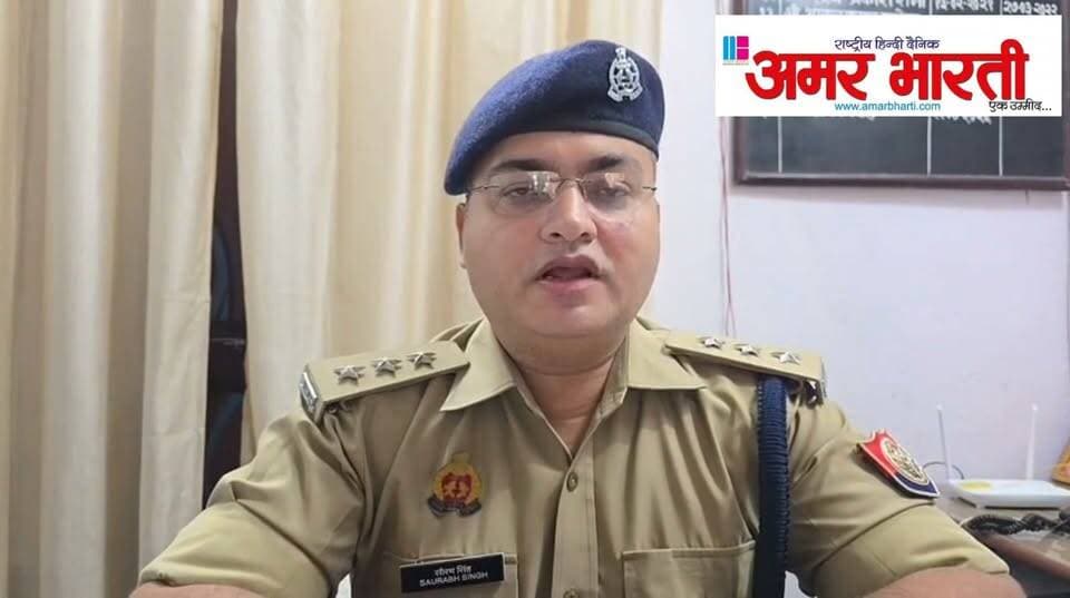 *बांदा : बागेन नदी पुल पर मरम्मत कार्य शुरू, चित्रकूट से बांदा आने वाले भारी वाहनों के लिए रूट डायवर्ट*
बांदा। थाना बदौसा क्षेत्र के अंतर्गत बागेन नदी पर बने पुल पर आज दिनांक 03.09.2026 से मरम्मत कार्य शुरू हो गया है। इसके चलते पुल पर भारी वाहनों की आवाजाही बंद कर दी गई है।
पुलिस प्रशासन ने एडवाइजरी जारी करते हुए बताया कि चित्रकूट से बांदा की ओर आने वाले सभी भारी वाहन बुंदेलखंड एक्सप्रेसवे और राजापुर-कमासिन-बबेरू मार्ग का प्रयोग करें।
पुलिस ने आमजन से अपील की है कि मरम्मत कार्य के दौरान पुलिस का सहयोग करें और वैकल्पिक मार्गों का ही उपयोग करें, ताकि जाम और हादसे से बचा जा सके।
इस संबंध में क्षेत्राधिकारी सदर सौरभ सिंह ने वीडियो बाइट के माध्यम से जानकारी दी है।