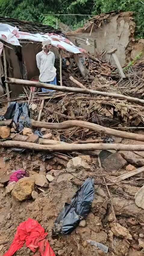 मूसलाधार बारिश के कारण कच्चा मकान गिरने से तीन लोगों की मृत्यु, जिलाधिकारी एवं पुलिस अधीक्षक ने जिला अस्पताल पहुंचकर घायलों का जाना हाल
जनपद में लगातार हो रही मूसलाधार बारिश के कारण विकासखंड कर्वी अंतर्गत ग्राम पंचायत बराछी में एक कच्चा मकान गिरने से एक ही परिवार के तीन सदस्यों की दुखद मृत्यु हो गई। हादसे में मकान स्वामी कल्लू यादव (32 वर्ष), पुत्र बब्बू यादव, उनके पांच वर्षीय पुत्र अंश तथा एक वर्षीय दुधमुंही बच्ची की मौके पर ही मृत्यु हो गई।
घटना में कल्लू यादव की पत्नी कुंता देवी (30 वर्ष) तथा उनकी चार वर्षीय पुत्री अंशिका घायल हो गईं, जिन्हें तत्काल उपचार हेतु जिला अस्पताल में भर्ती कराया गया।
घटना की जानकारी मिलते ही जिलाधिकारी पुलकित गर्ग एवं पुलिस अधीक्षक अरुण कुमार सिंह ने तत्काल संज्ञान लेते हुए जिला अस्पताल पहुंचकर घायलों का हालचाल जाना तथा चिकित्सकों से उनके स्वास्थ्य एवं उपचार की जानकारी ली।
जिलाधिकारी ने पीड़ित परिजनों को हर संभव सहायता एवं सहयोग का आश्वासन देते हुए कहा कि जिला प्रशासन द्वारा परिवार की आवश्यकताओं को ध्यान में रखते हुए हर संभव सहायता उपलब्ध कराई जाएगी। उन्होंने कहा कि पीड़ित परिवार के रहने के लिए आवास की व्यवस्था सुनिश्चित की जाएगी। साथ ही बच्चों की शिक्षा एवं पात्रता के अनुसार पेंशन सहित अन्य शासकीय योजनाओं का लाभ दिलाने के लिए आवश्यक कार्रवाई की जाएगी।
जिलाधिकारी ने जिला अस्पताल में उपस्थित चिकित्सकों को निर्देशित किया कि घायलों के उपचार में किसी भी प्रकार की कमी नहीं होनी चाहिए। उन्होंने चिकित्सकों को निर्देश दिए कि दोनों घायलों की विशेष निगरानी रखते हुए पूरी देखभाल एवं बेहतर चिकित्सा सुविधा उपलब्ध कराना सुनिश्चित करें।
जिला प्रशासन द्वारा घटना के संबंध में आवश्यक राहत एवं सहायता की कार्रवाई प्राथमिकता के आधार पर सुनिश्चित की जा रही है।