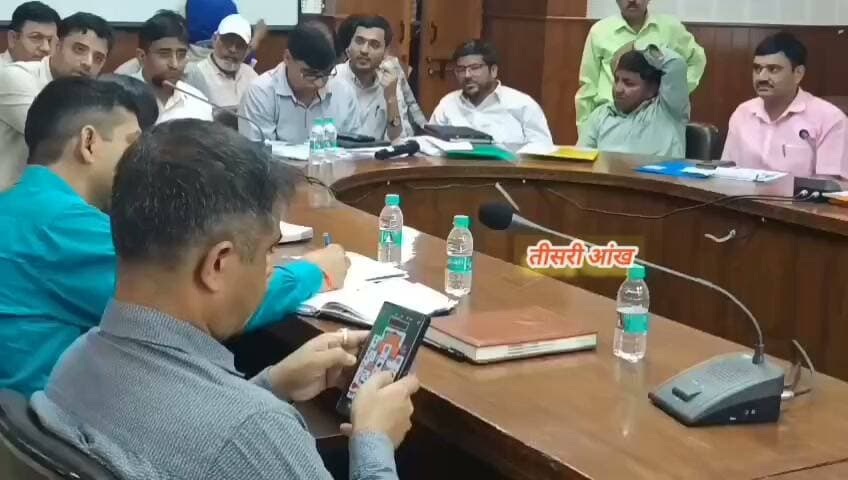 हफ्ते में दिन सात और अधिकारियों की बैठकें हो रही आठ?
शायद यही वजह है कि अब बैठकों को लेकर अधिकारियों की गंभीरता भी कम होती नजर आ रही है। जिले के अधिकारी आए दिन किसी न किसी बैठक में व्यस्त दिखाई देते हैं। बैठकों का सिलसिला इतना बढ़ गया है कि लगता है, अब बैठकें कामकाज का हिस्सा कम और औपचारिकता ज्यादा बनती जा रही हैं। ऐसे में अगर बैठकों के दौरान अधिकारियों की इस तरह की तस्वीरें सामने आएं, तो हैरानी भी नहीं होनी चाहिए। सवाल यही है कि बैठकों की संख्या बढ़ाने से ज्यादा जरूरी क्या उनकी गंभीरता और परिणाम सुनिश्चित करना नहीं है?