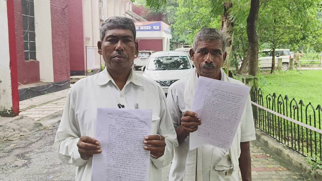 ग्राम प्रधान ने टीन शेड हटवाया, पथराव पर करवाने का आरोप
#MAU #maunews #maupolice
मऊ जिले के थाना कोपागंज क्षेत्र के जयरामगढ़ गांव निवासी रामअवध राजभर गुरुवार को दोपहर करीब 12 बजे एसपी कार्यालय पहुंचे। उन्होंने पुलिस अधीक्षक को एक शिकायती पत्र देकर आबादी की जमीन से जुड़े विवाद में निष्पक्ष जांच और कार्रवाई की मांग की।
पीड़ित रामअवध पुत्र स्वर्गीय रामनाथ राजभर ने आरोप लगाया कि बीते 1 सितंबर को ग्राम प्रधान अजय राजभर ने कुछ ग्रामीणों के साथ मिलकर उनकी जगह पर लगे तीन टीन शेड और नाद को हटा दिया। इसके बाद गांव की भोली देवी को उक्त स्थान पर कब्जा दिलाने का आरोप लगाया गया है।
रामअवध राजभर के अनुसार, उक्त जमीन का मामला आजमगढ़ मंडल आयुक्त के यहां के साथ ही सेंट्रल बार एसोसिएशन, मंडल आजमगढ़ में भी विचाराधीन है।