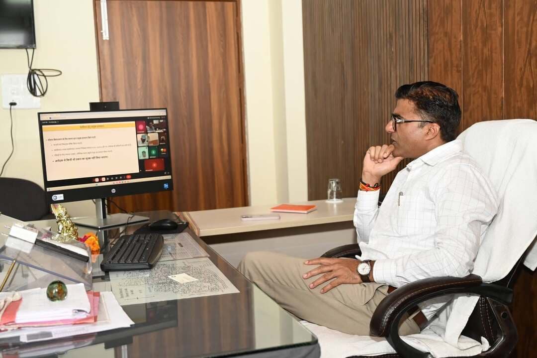 प्रमुख सचिव राजस्व विभाग श्री विवेक पोरवाल की अध्यक्षता में स्वामित्व अधिकार अभिलेख निष्पादन एवं पंजीयन-2026 के क्रियान्वयन के संबंध में वर्चुअली समीक्षा बैठक आयोजित हुई। उक्त बैठक में धार कलेक्टर राजीव रंजन मीना अनुविभागीय अधिकारी कार्यालय मनावर से वर्चुअली जुड़े थे।
Jansampark Madhya Pradesh