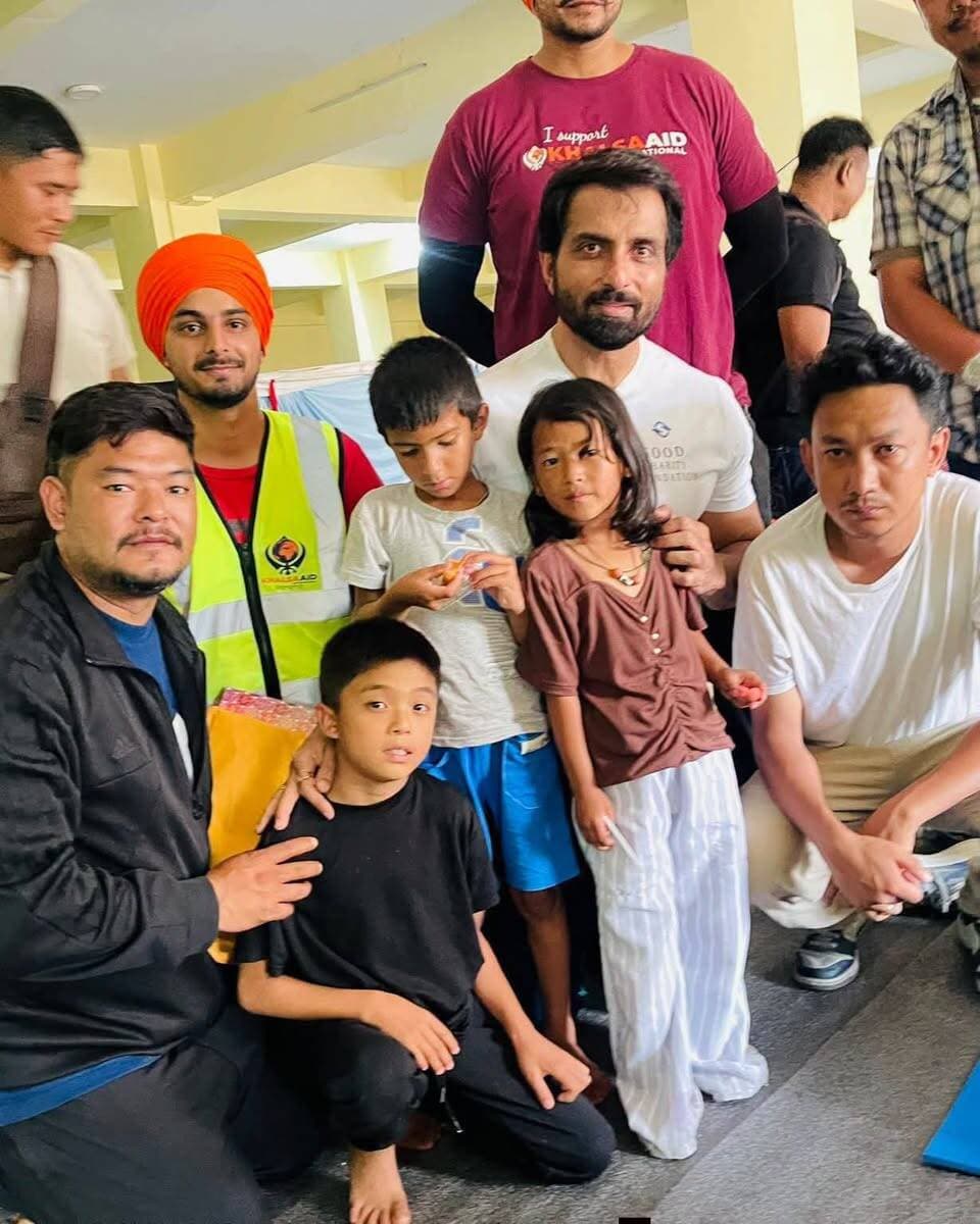 सोनू सूद ने नेपाल में बाढ़ से प्रभावित लोगों के लिए मदद का हाथ बढ़ाया, एक्स पर कुछ तस्वीरों को पोस्ट कर उन्होंने कैप्शन में लिखा, 'उन्होंने अपने घर, अपने परिवार और अपना बचपन खो दिया... लेकिन हम सब मिलकर उन्हें एक नई शुरुआत करने में मदद करेंगे. नेपाल, तुम अकेले नहीं हो'